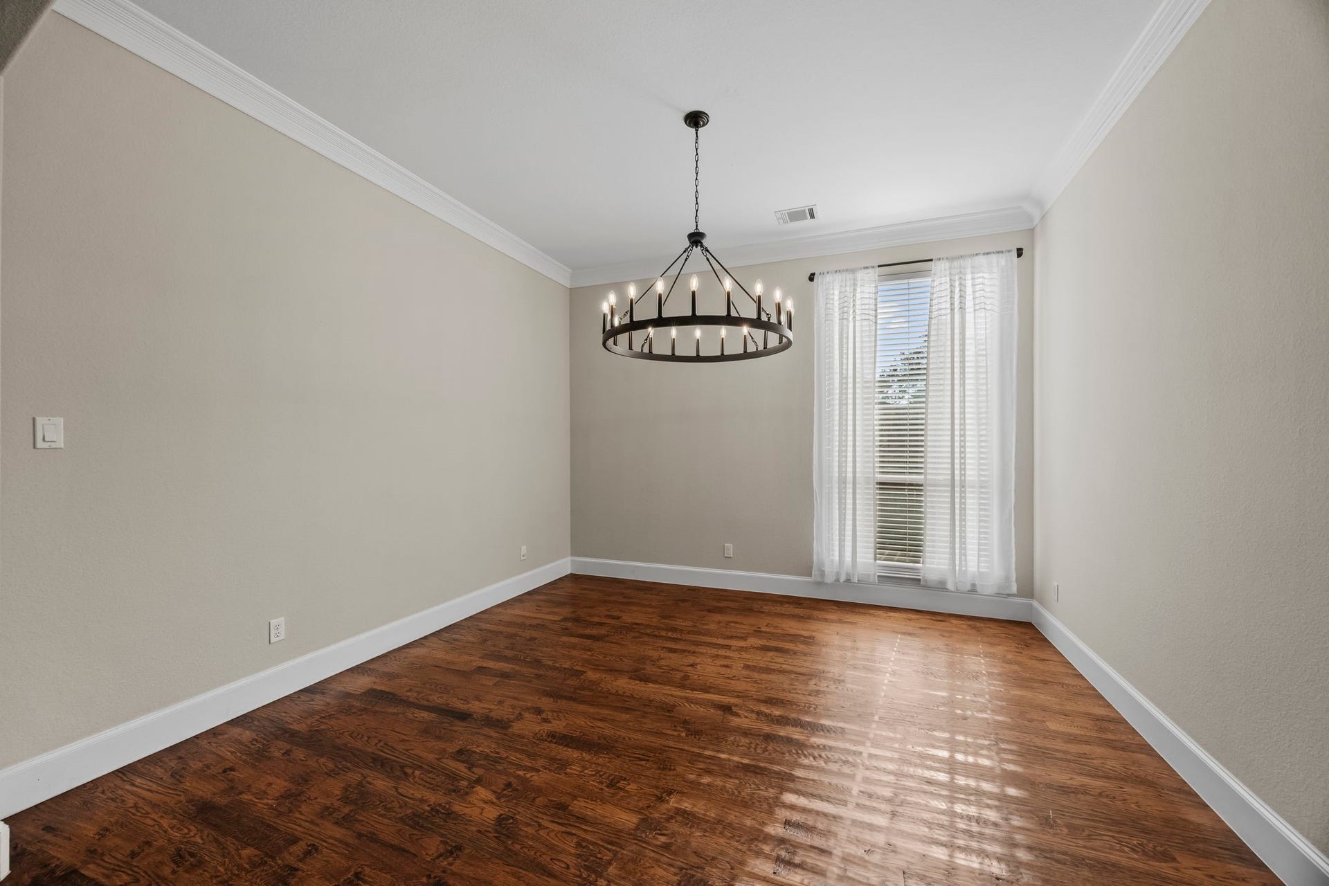 9238 Balsam Gap, Missouri City, TX 77459 Elegance meets functionality in this formal dining room!