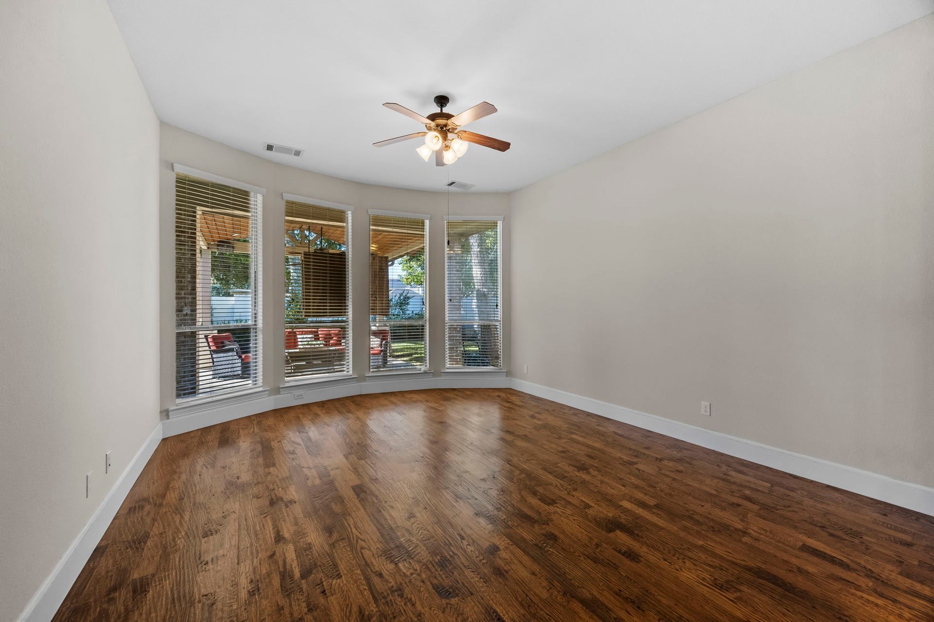 9238 Balsam Gap, Missouri City, TX 77459 View of the oversized primary bedroom with a bay window offering extra space