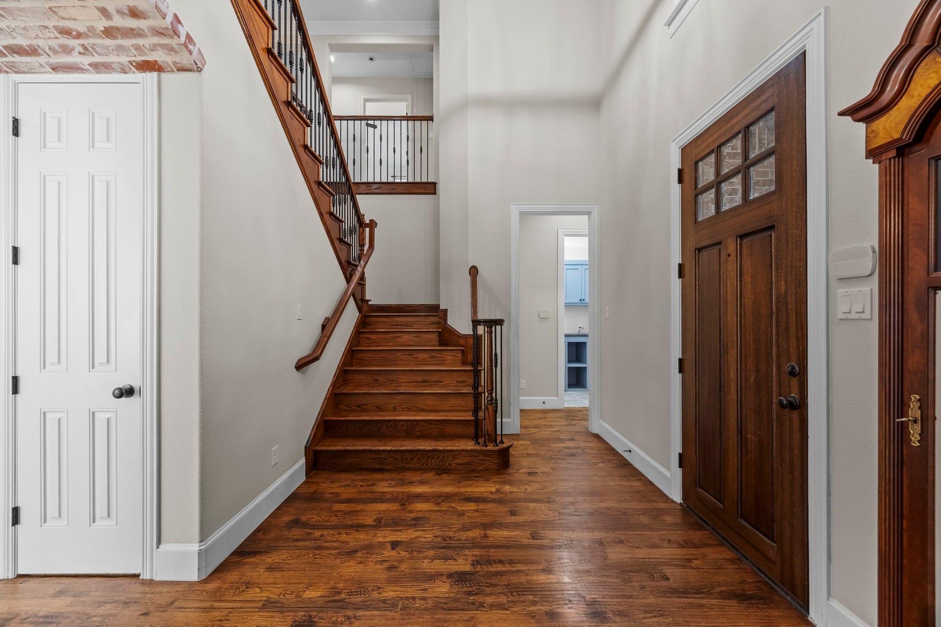 9238 Balsam Gap, Missouri City, TX 77459 Foyer greets you with soaring ceilings, rich wood flooring, and fresh interior painted walls.