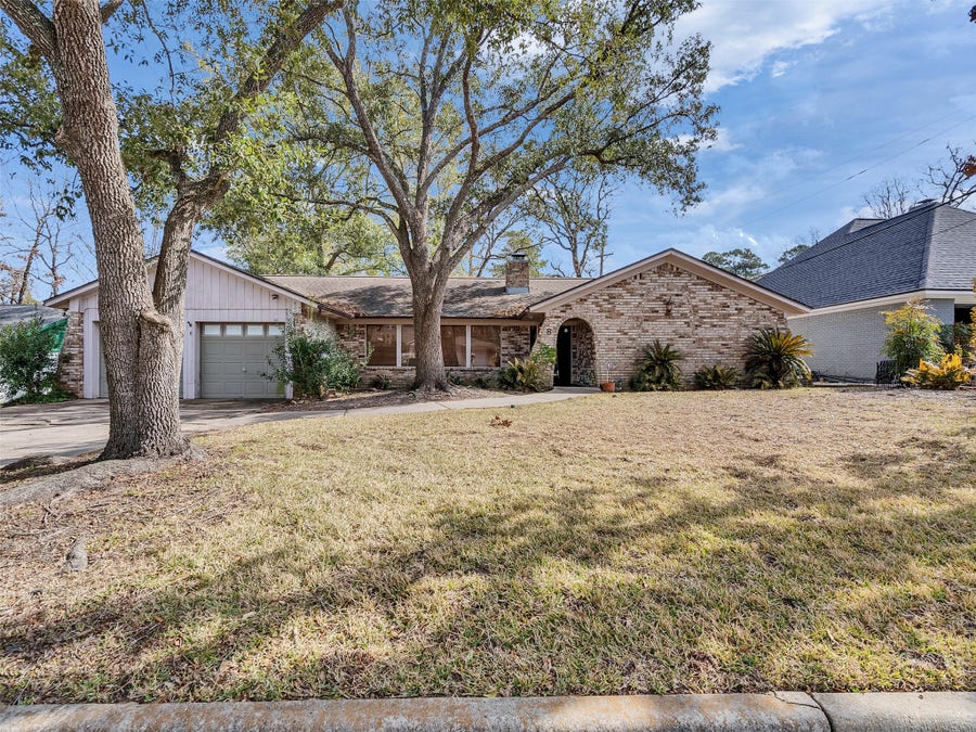 Property photo for 8 Shadowood Street, Conroe, TX