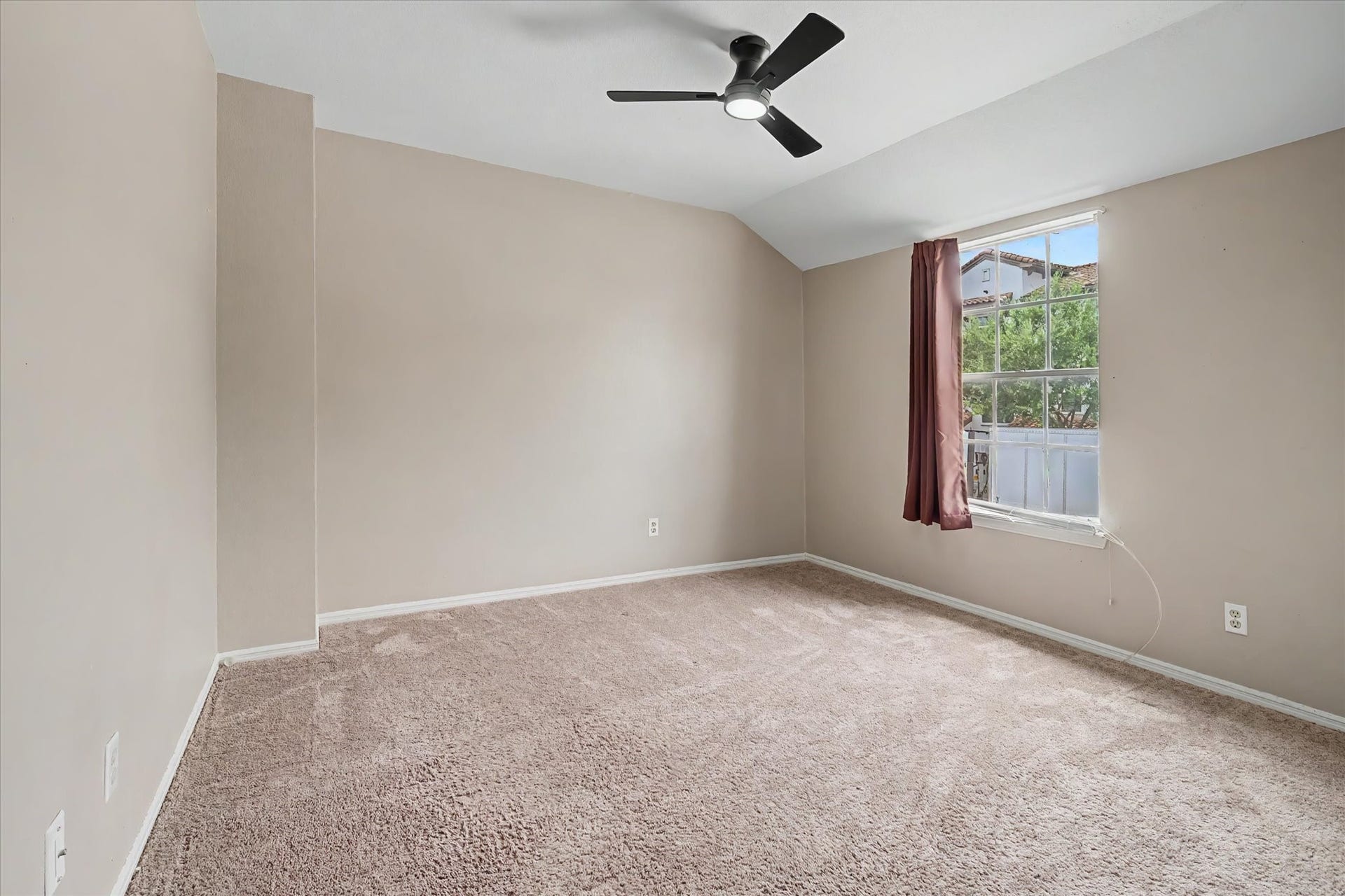 Secondary bedroom.