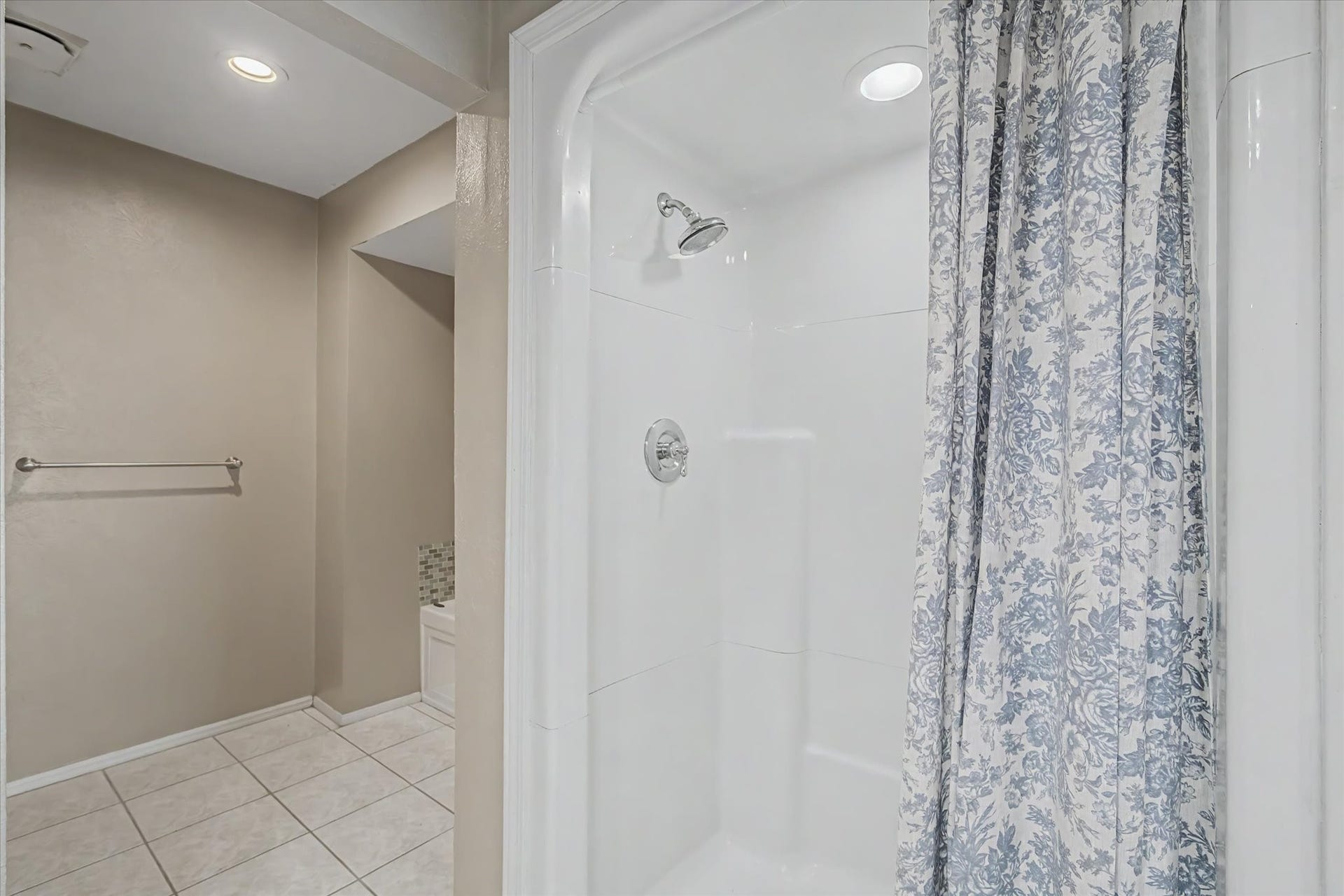Separate shower with tile accents throughout.
