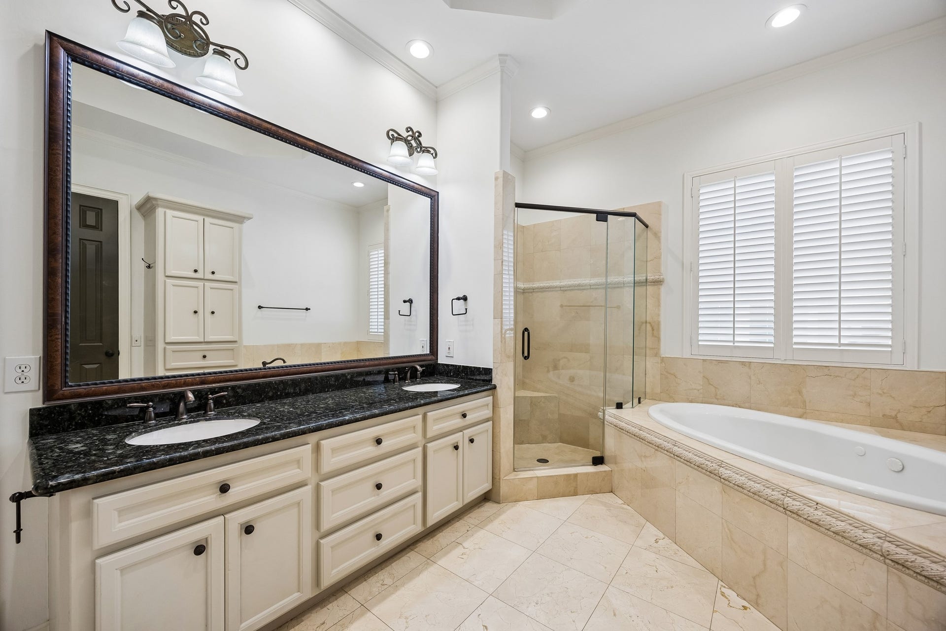 2214 Driscoll Street, Houston, TX 77019 The primary suite bathroom boasts two sinks, soaking tub, walk-in shower and spacious walk-in closet.