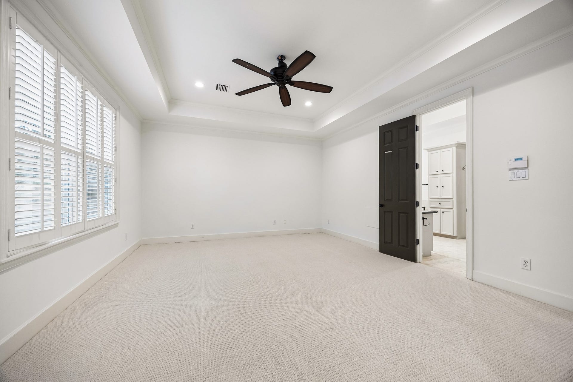 2214 Driscoll Street, Houston, TX 77019 The primary suite is spacious and bright, offering a huge separate sitting area that could be used as a home office, gym, nursery or additional casual living area.
