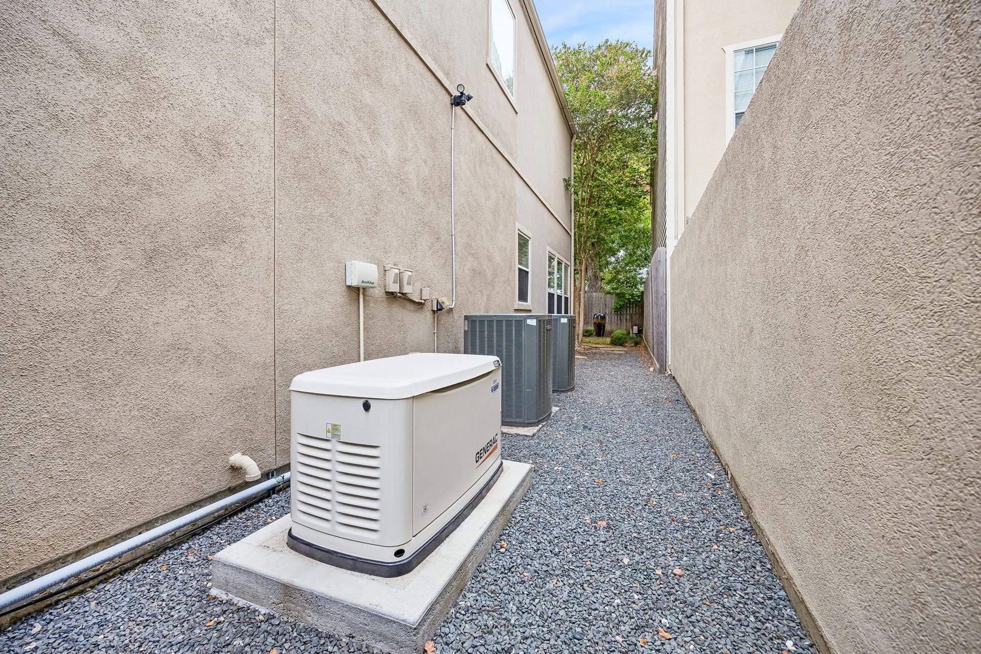 2214 Driscoll Street, Houston, TX 77019 26 kW Generac home generator