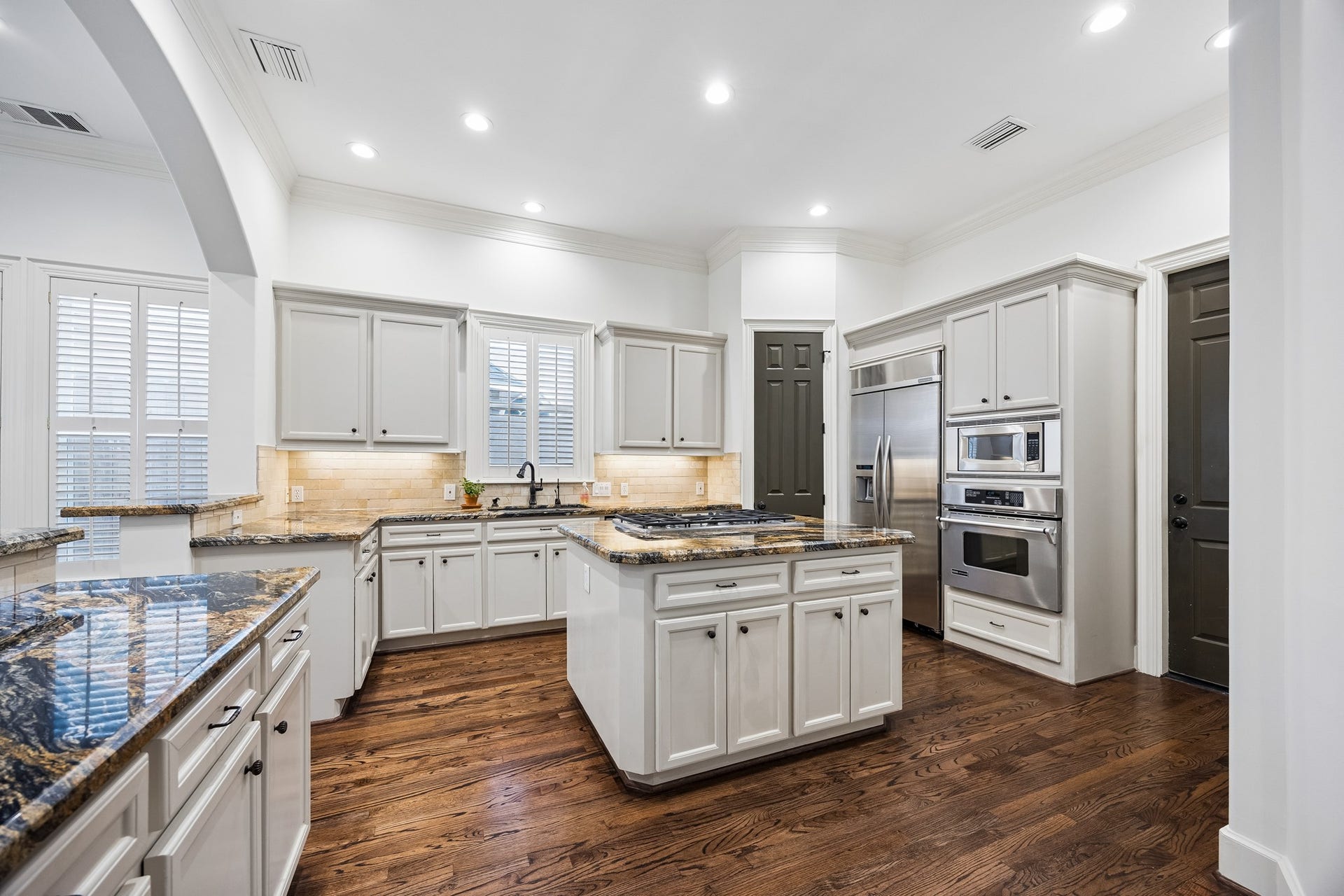 2214 Driscoll Street, Houston, TX 77019 Kitchen boasts upscale appliances, island with cooktop and ample working space. Walk-in pantry offers a ton of storage. The garage is easily accessible making it easy for grocery unloading.