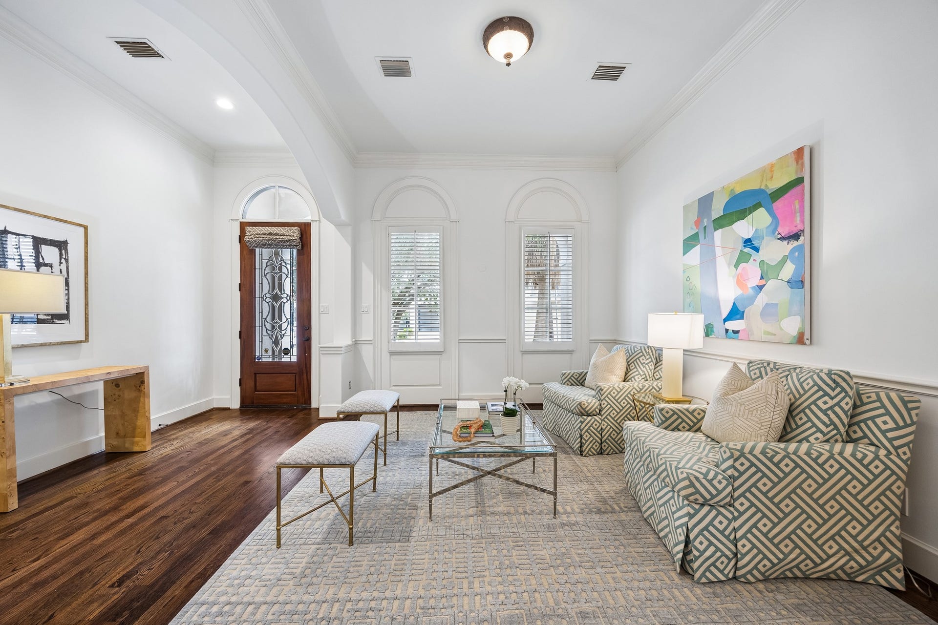 2214 Driscoll Street, Houston, TX 77019 A light and bright space to start or end your day, great for a casual sitting area, Mahjong room, and more. This home boasts hardwood floors and 11' ceilings downstairs.
