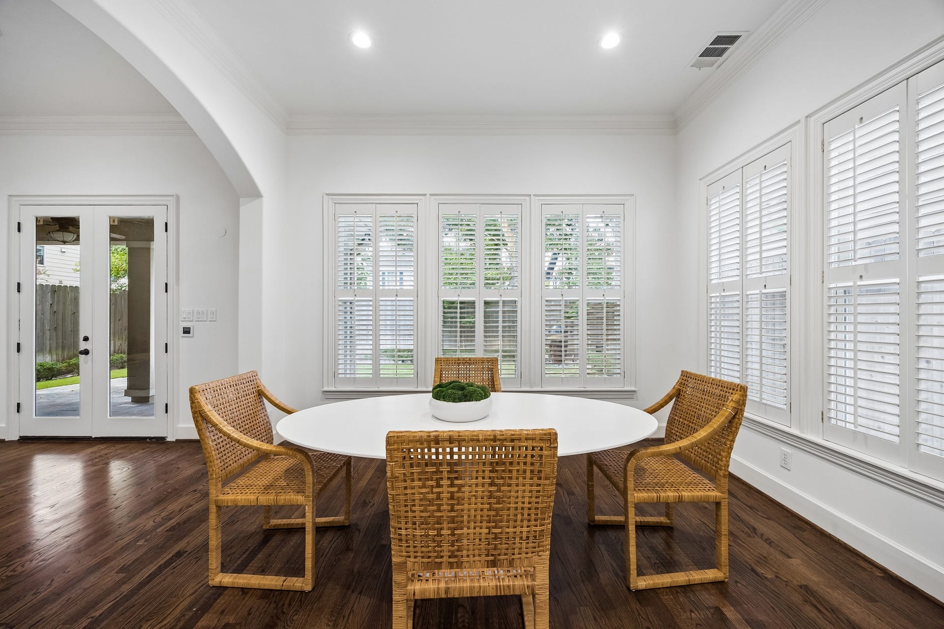 2214 Driscoll Street, Houston, TX 77019 The kitchen opens up to the sun splashed breakfast room with walls of windows, gracefully covered in plantation shutters.