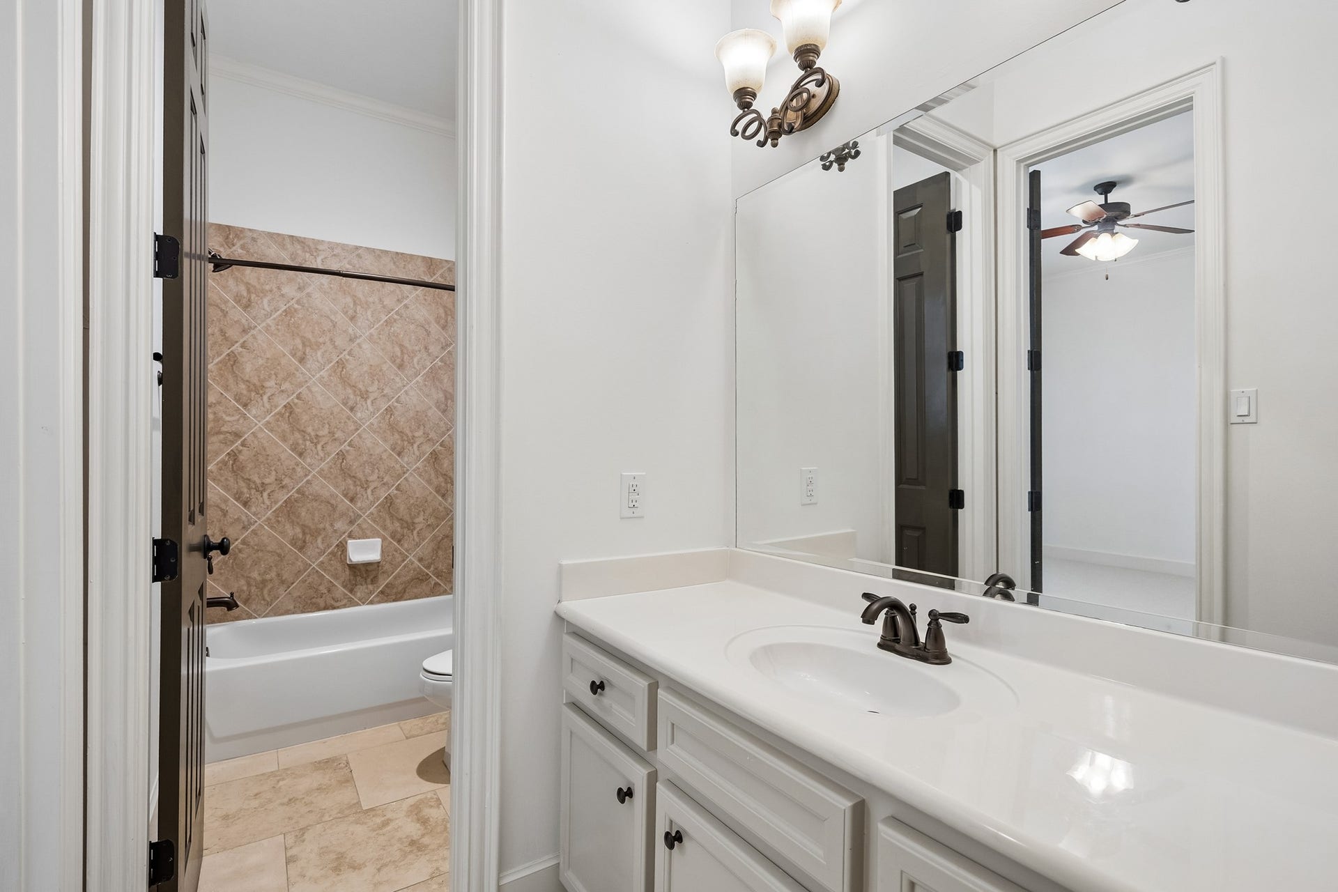 2214 Driscoll Street, Houston, TX 77019 en-suite bathroom