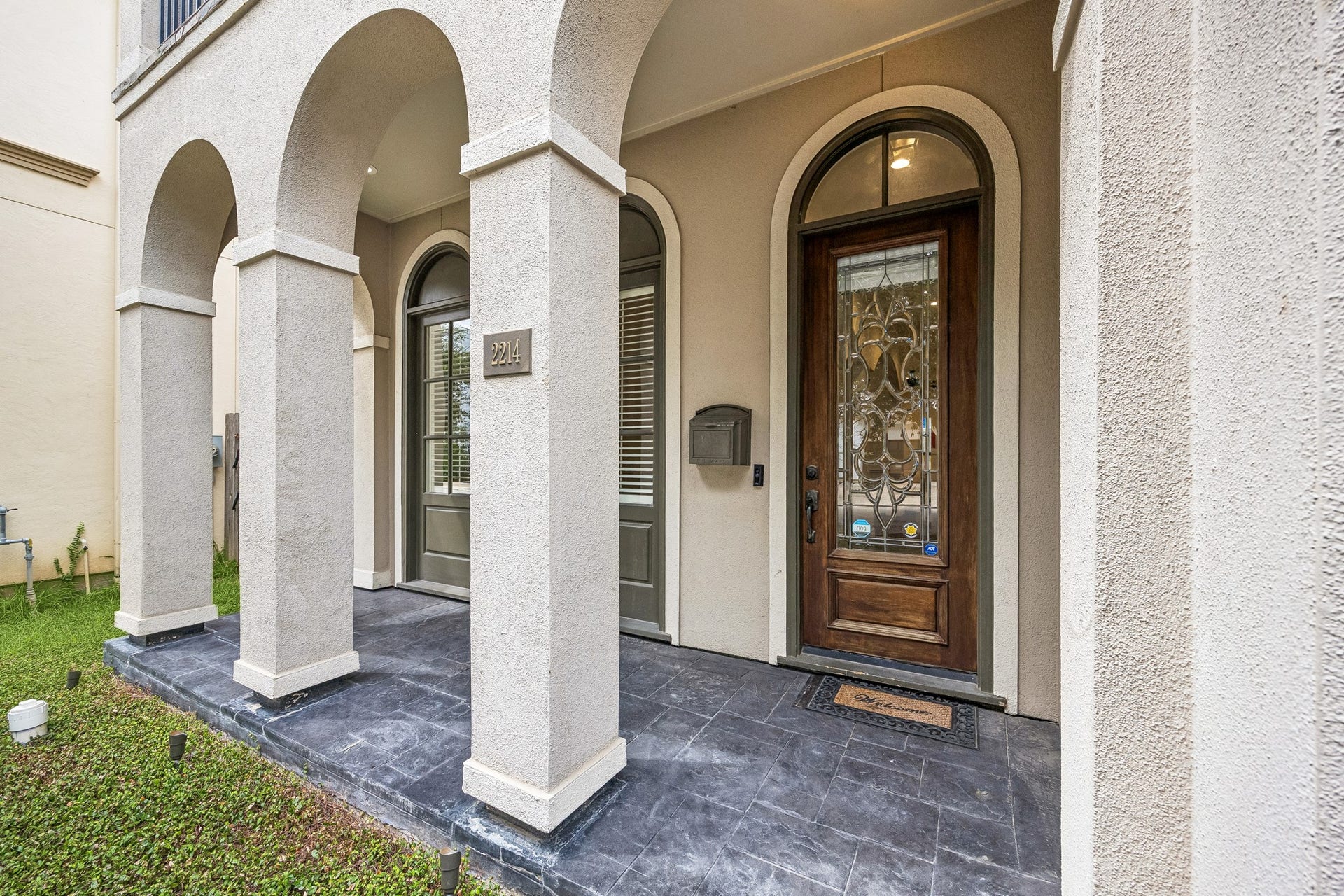 2214 Driscoll Street, Houston, TX 77019 The front offers an additional covered patio, great place to unwind at the end of the day
