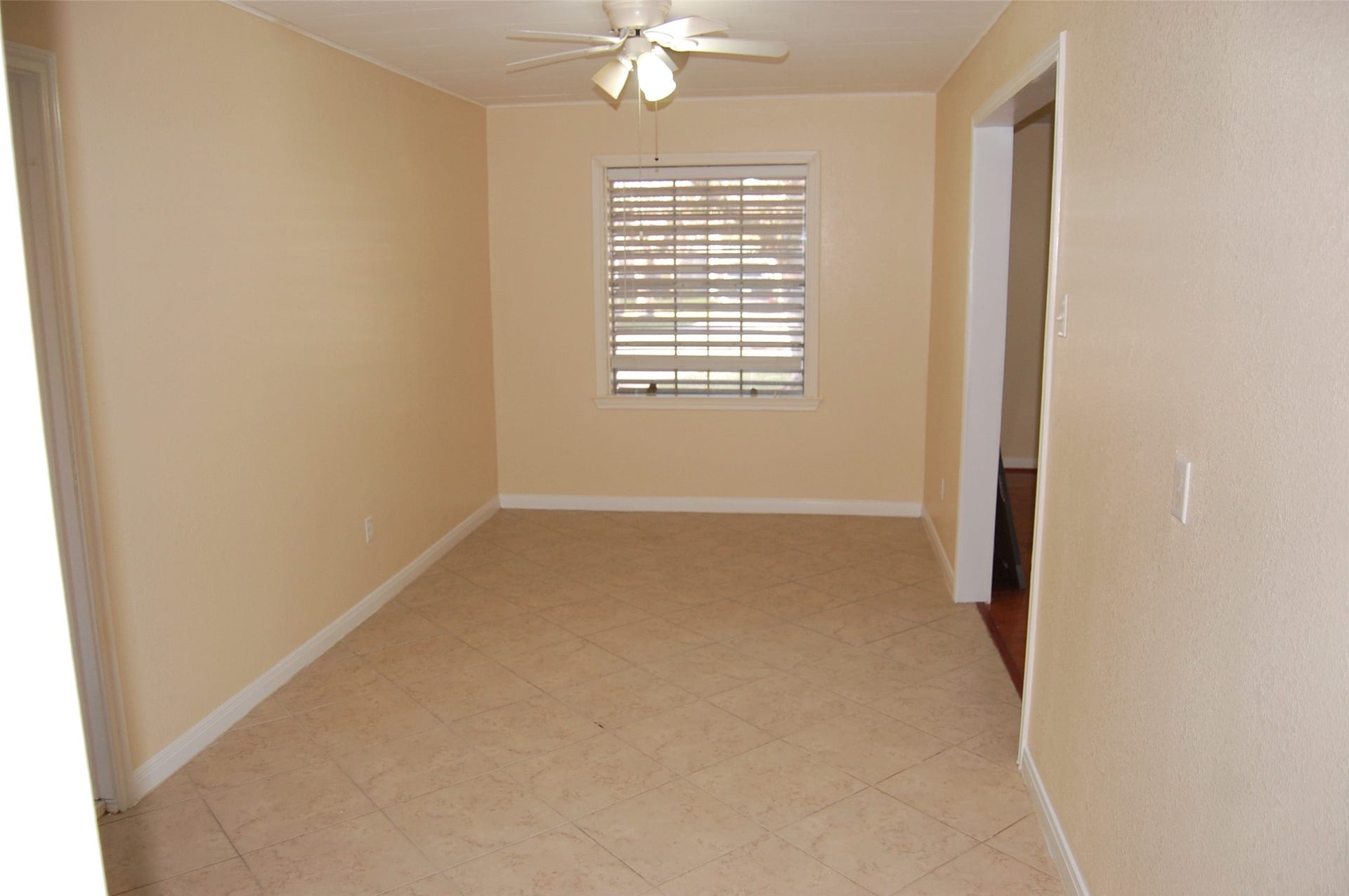 115 Barracuda Avenue, Galveston, TX 77550 Dining room