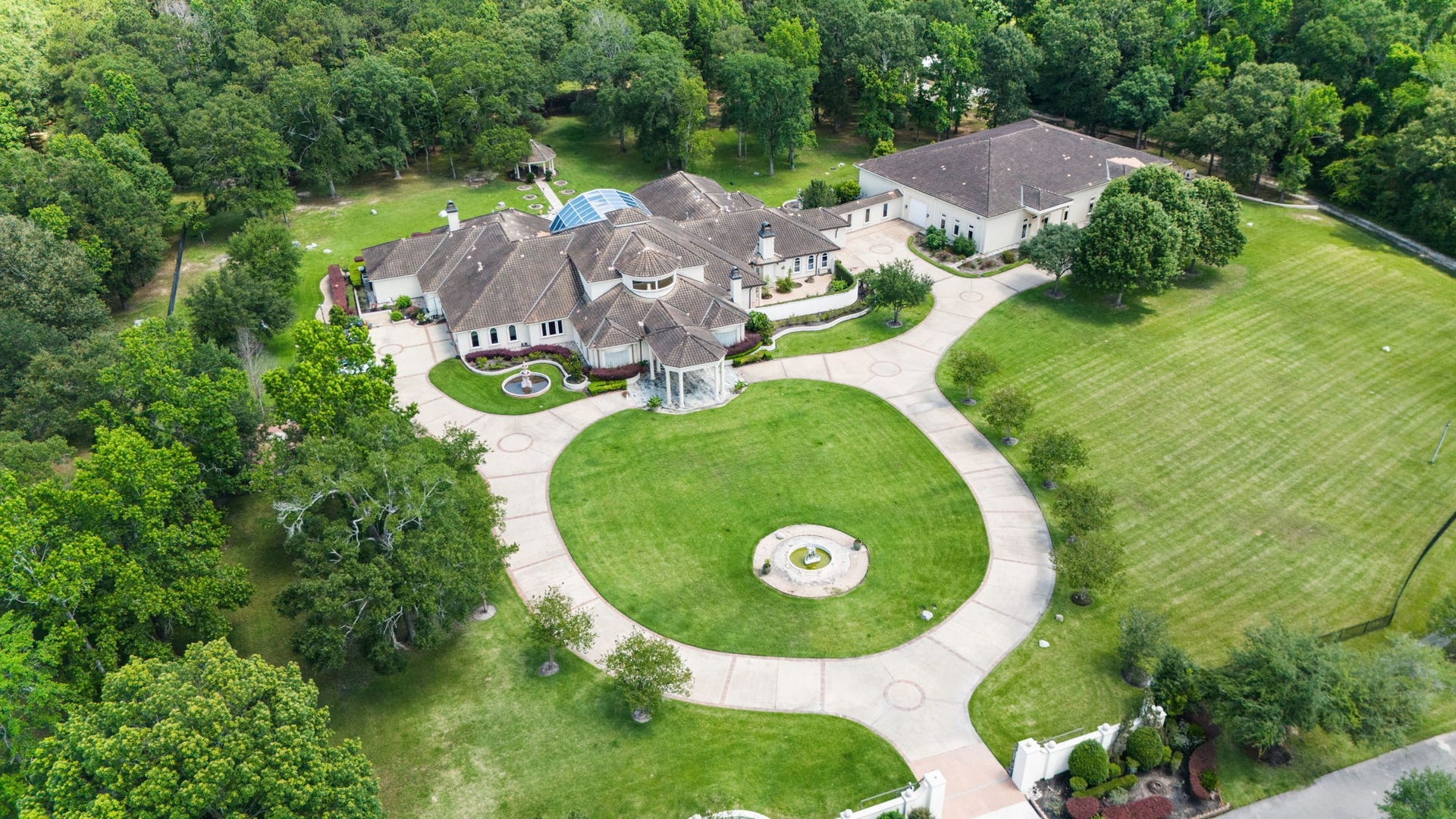 29310 Martelly Way, Huffman, TX 77336 A stately circular motor court, elegant fountain, and timeless architecture create an unforgettable arrival worthy of one of the area's most distinguished estates.