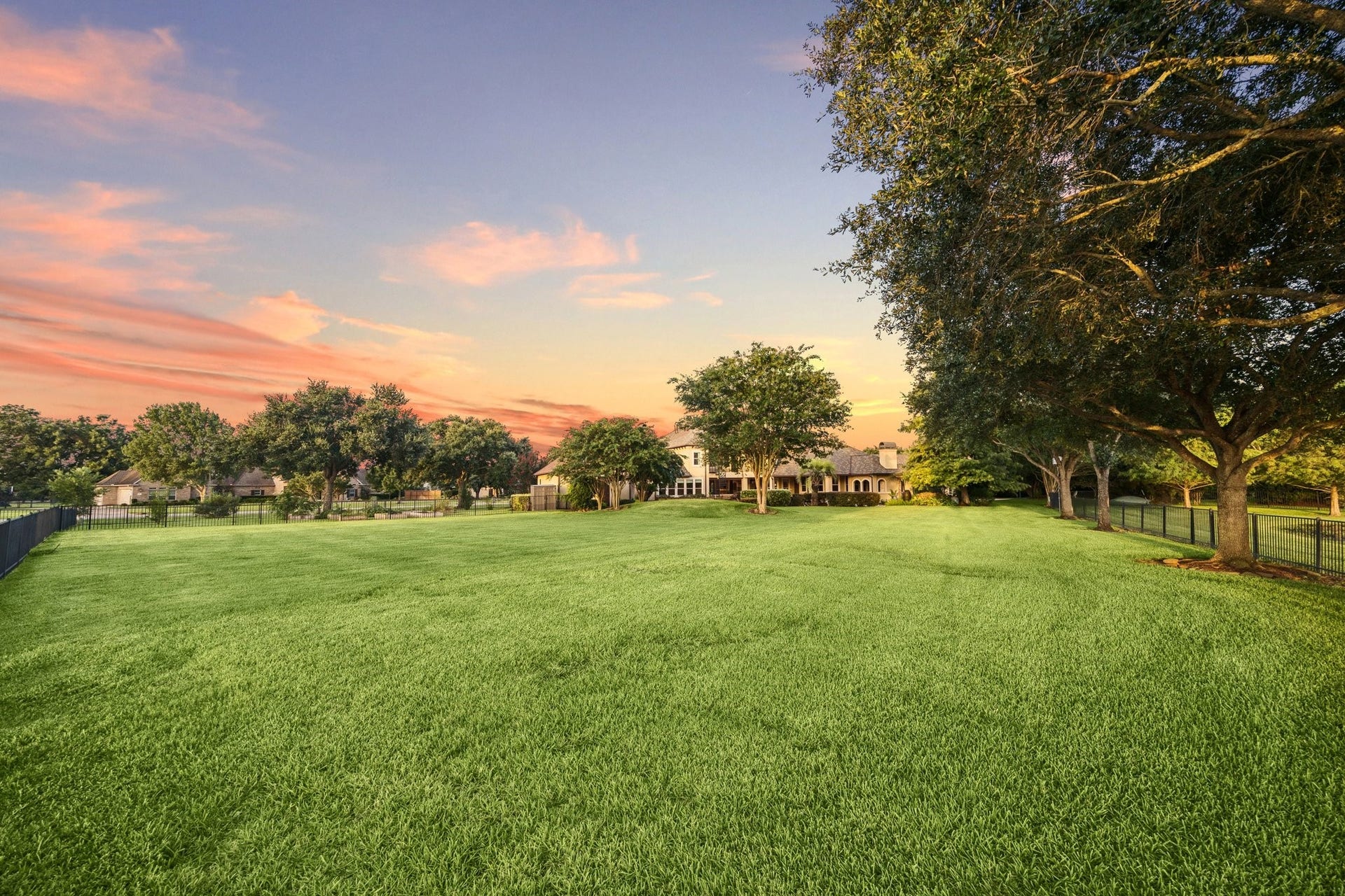 2811 Hinkles Ferry, Richmond, TX 77406 Plenty of room for football and playing