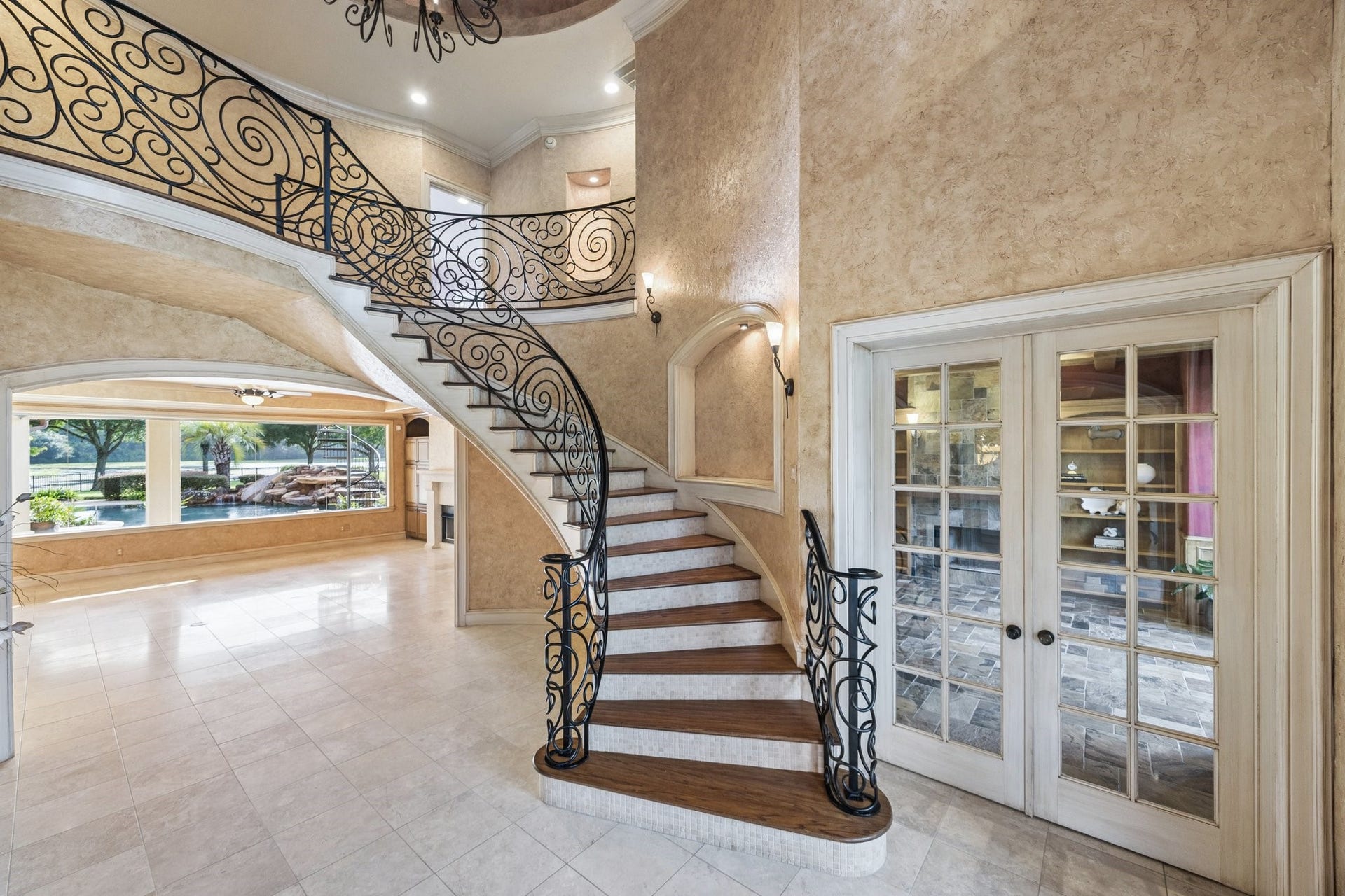 2811 Hinkles Ferry, Richmond, TX 77406 Stunning views of backyard from almost everywhere in the home. You're greeted with this when you enter