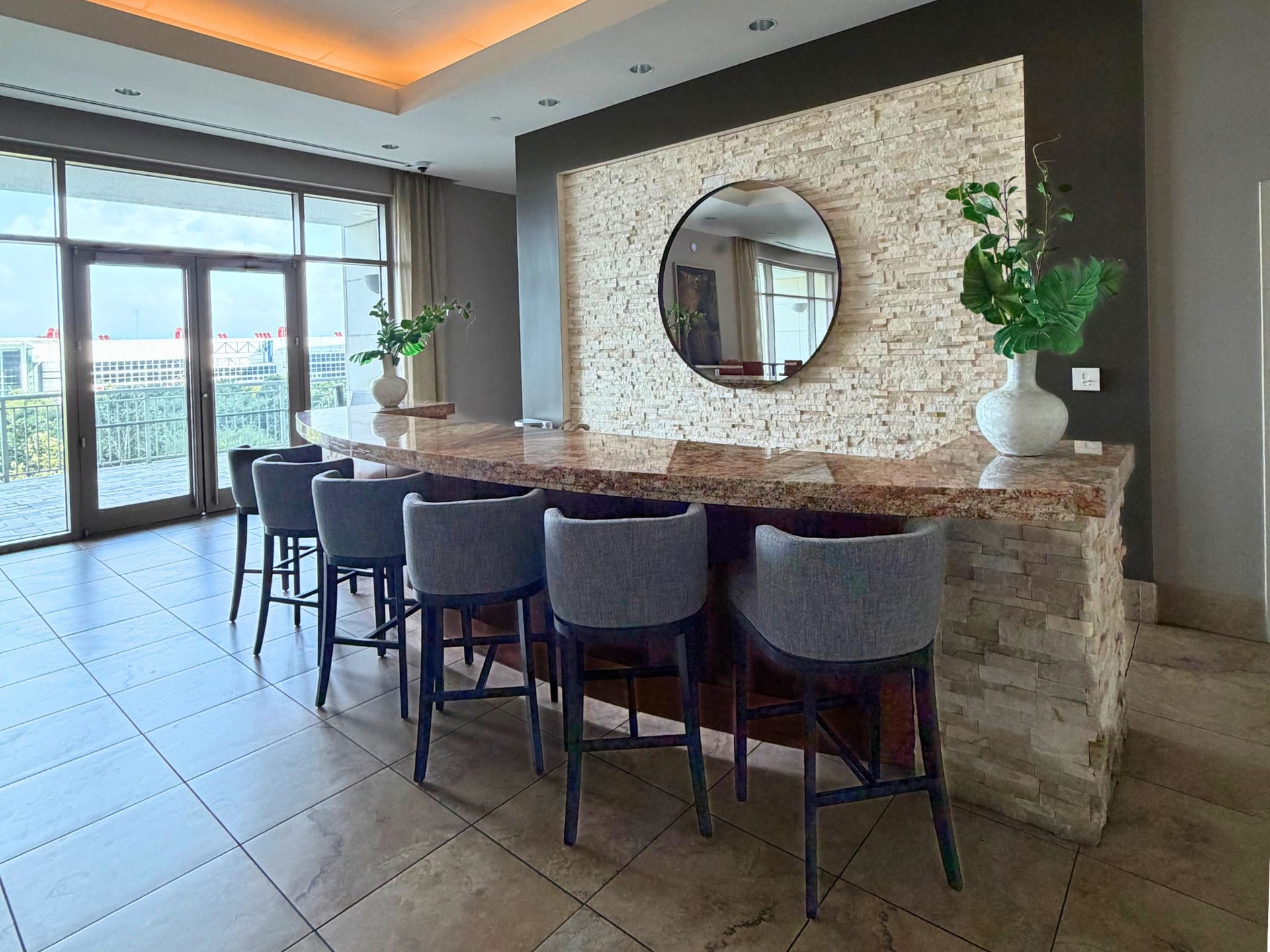 1400 McKinney Street, #2401, Houston, TX 77010 Host unforgettable gatherings in the beautifully appointed resident lounge, complete with an elegant bar area designed for entertaining. The experience continues onto the expansive outdoor terrace, where spectacular views of Discovery Green and the downtown Houston skyline provide the perfect backdrop for any occasion.