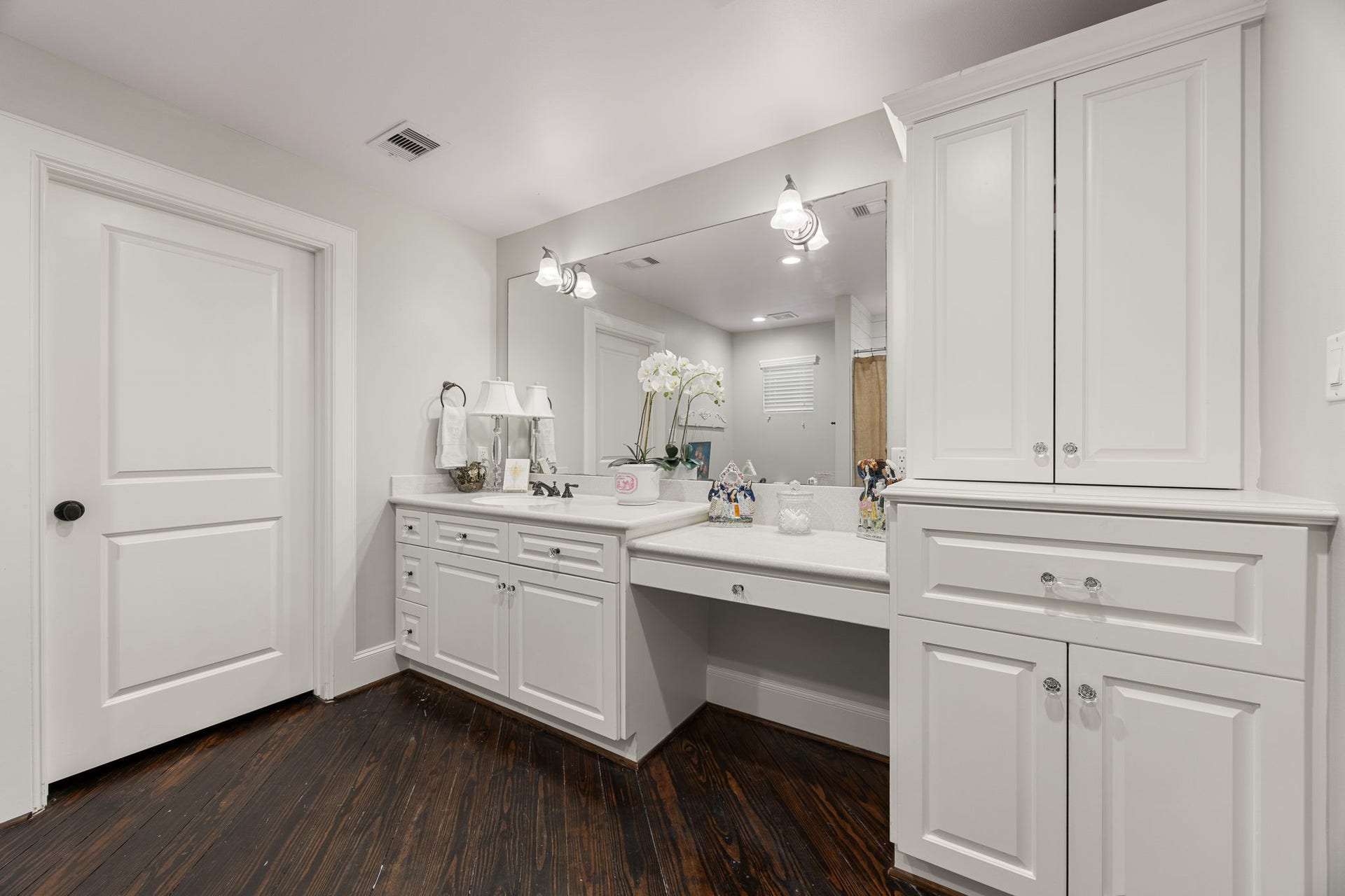 13110 Tosca Lane, Houston, TX 77079 En suite bathroom. The closed door leads to the large walk in closet.