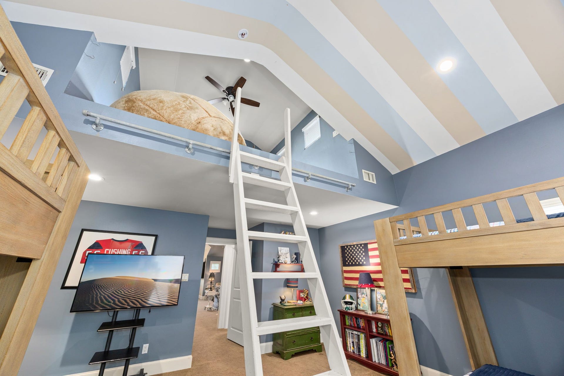 13110 Tosca Lane, Houston, TX 77079 What a cool little loft within the bedroom.