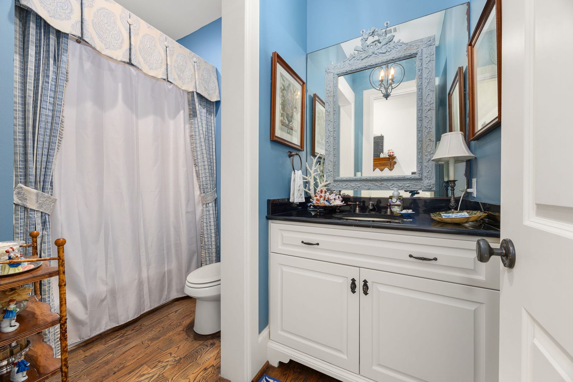 13110 Tosca Lane, Houston, TX 77079 Full secondary bathroom on the first floor. It has a tub/shower combo.