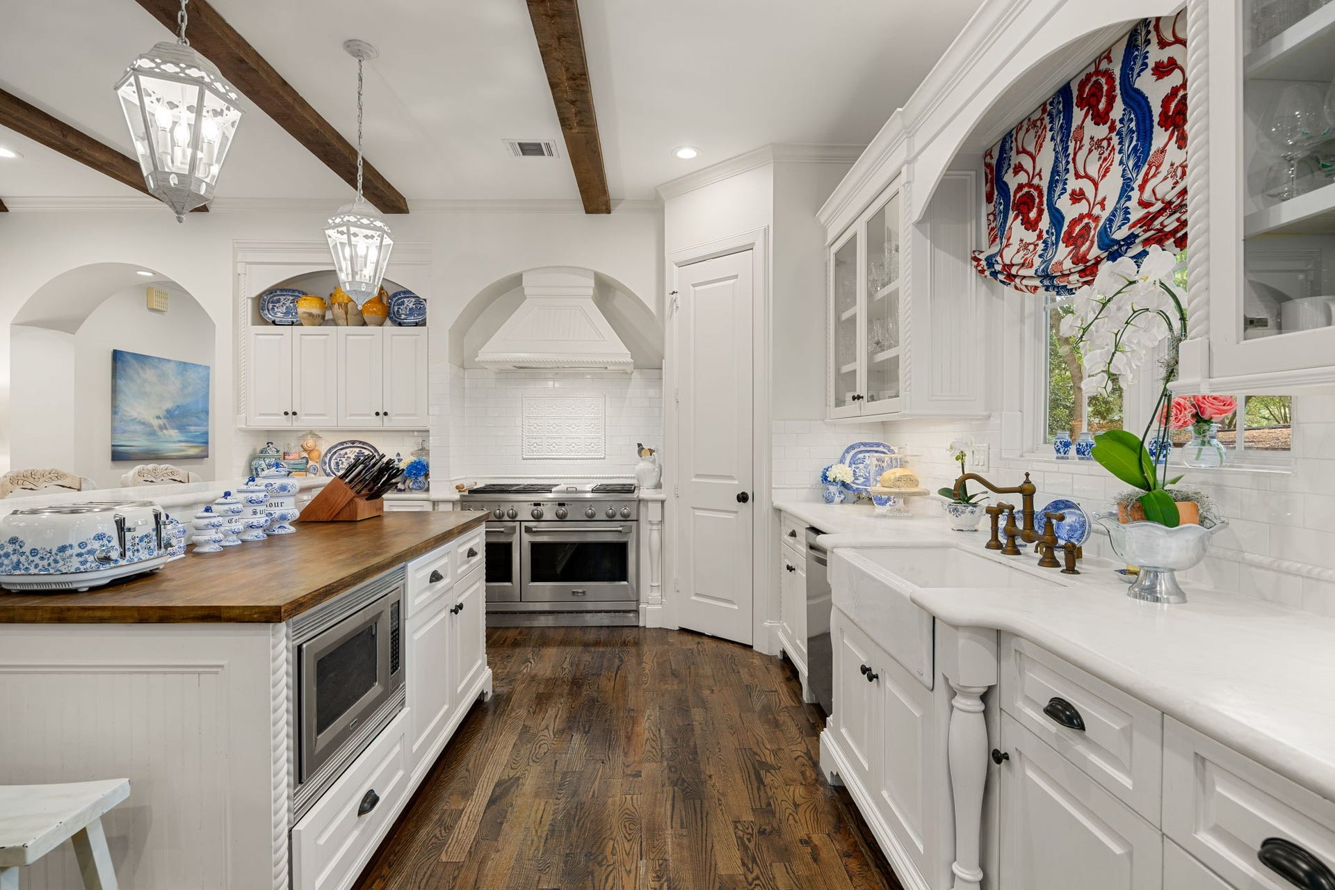 13110 Tosca Lane, Houston, TX 77079 Farm sink and marble countertops!