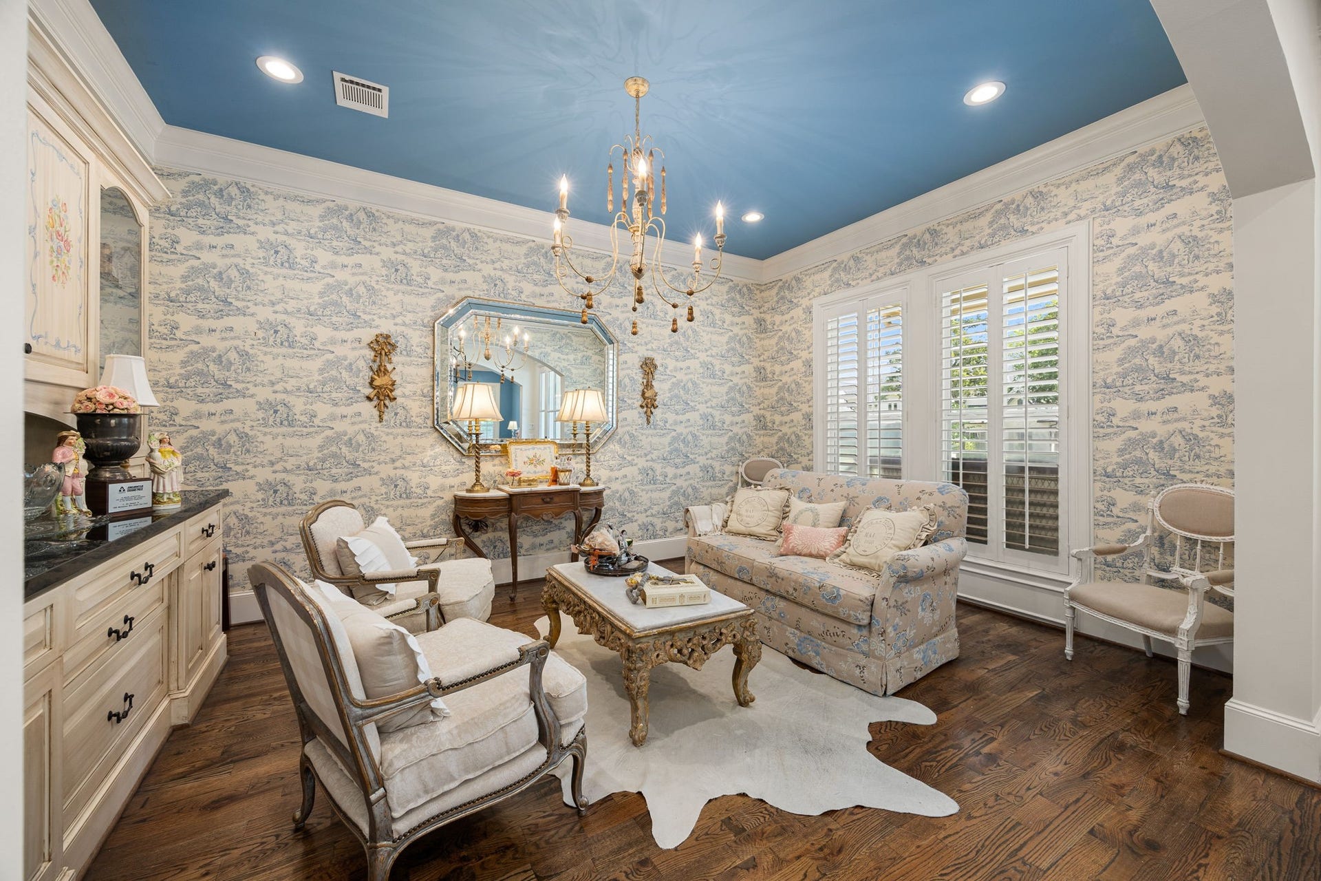 13110 Tosca Lane, Houston, TX 77079 Formal sitting room off the entry.