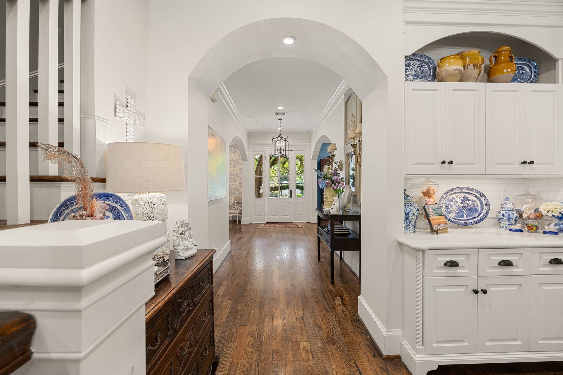 13110 Tosca Lane, Houston, TX 77079 What a beautiful entry that leads all the way to the kitchen and family room. So classic!