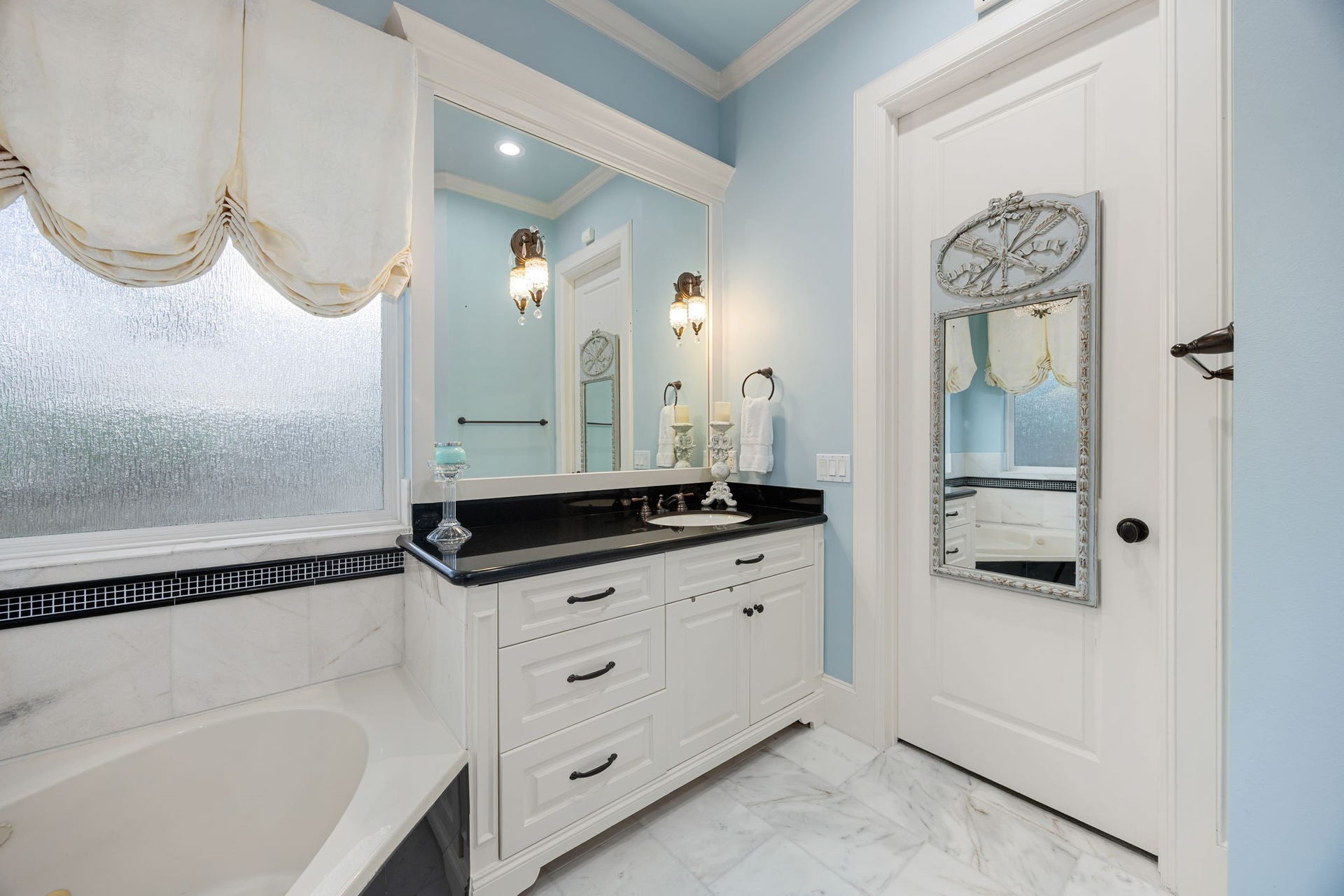 13110 Tosca Lane, Houston, TX 77079 Here is the second sink. The door leads to the large walk in closet.