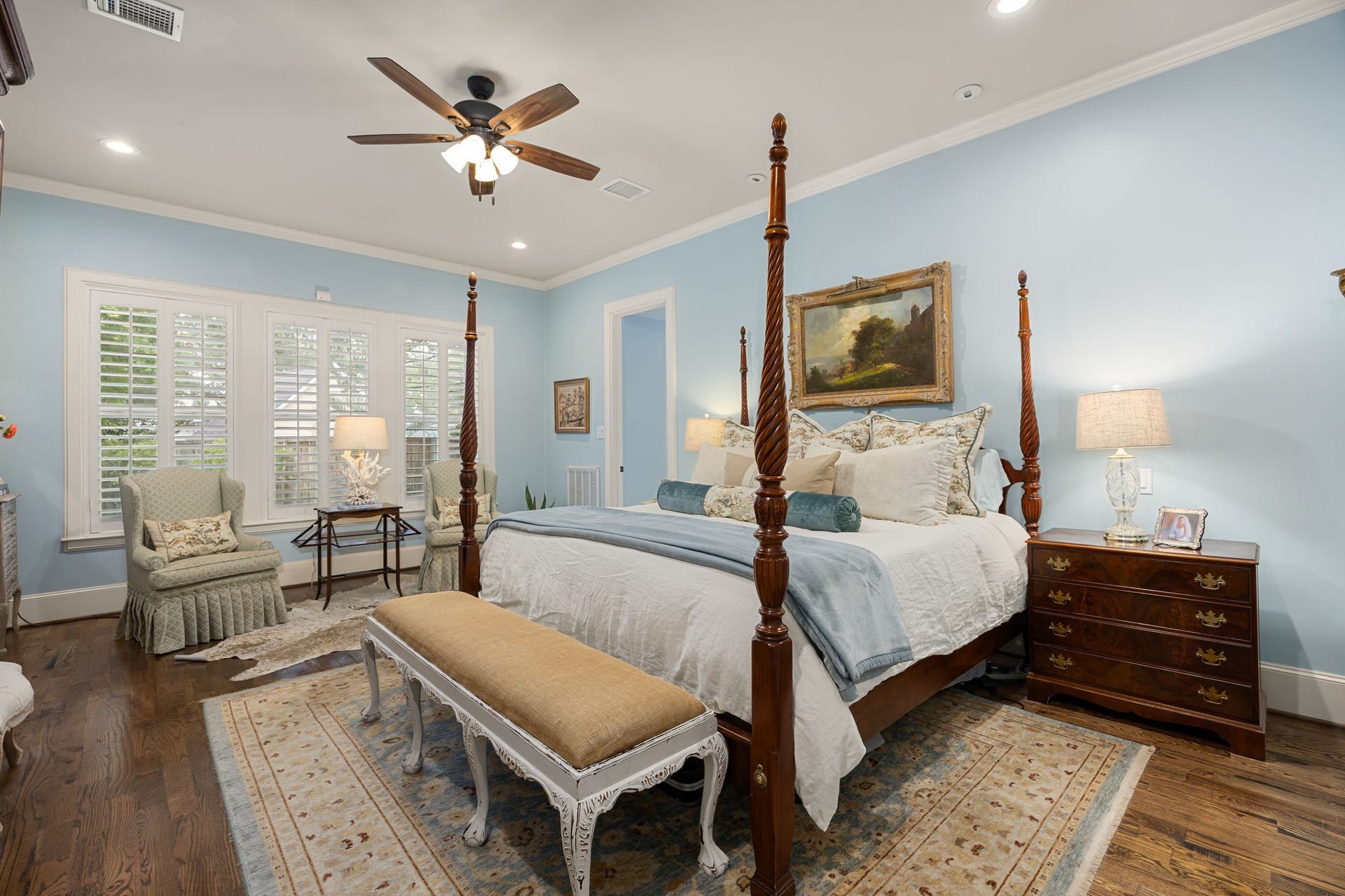 13110 Tosca Lane, Houston, TX 77079 Primary bedroom is on the first floor. Door in the background leads to the en suite bathroom.