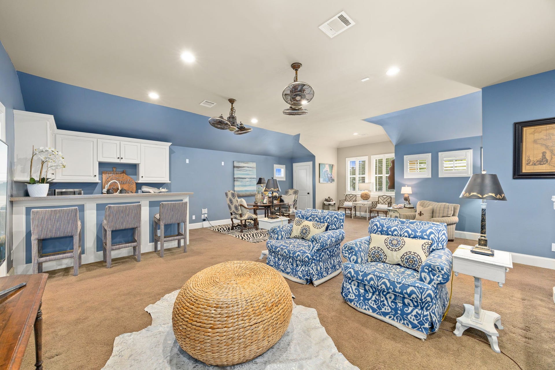 13110 Tosca Lane, Houston, TX 77079 Right up the stairs is a HUGE game room with wet bar. This space is ready for entertaining or cozy nights at home.