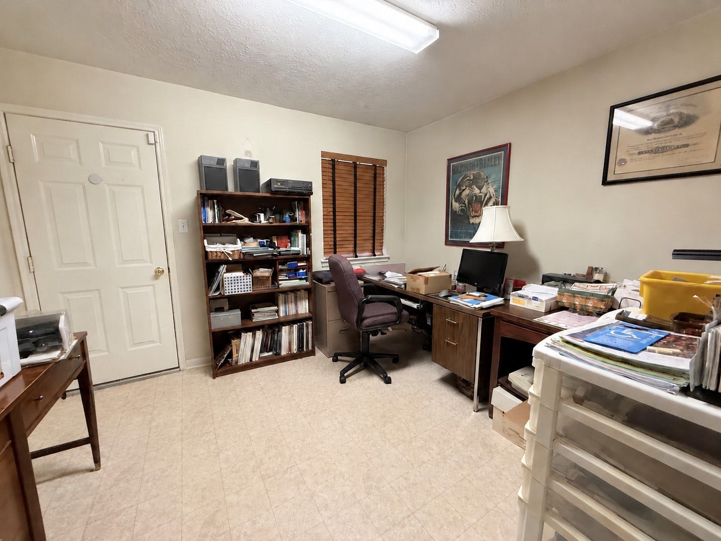 1600 Carriage Run W, Conroe, TX 77384 Flexible Space to Fit Your Lifestyle! This versatile room is ideal for a home office, providing a dedicated space to work or study. Prefer something different? Transform it into a home gym, game room, hobby space, or whatever best suits your needs. The possibilities are yours!