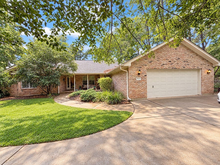 Property photo for 1600 Carriage Run W, Conroe, TX