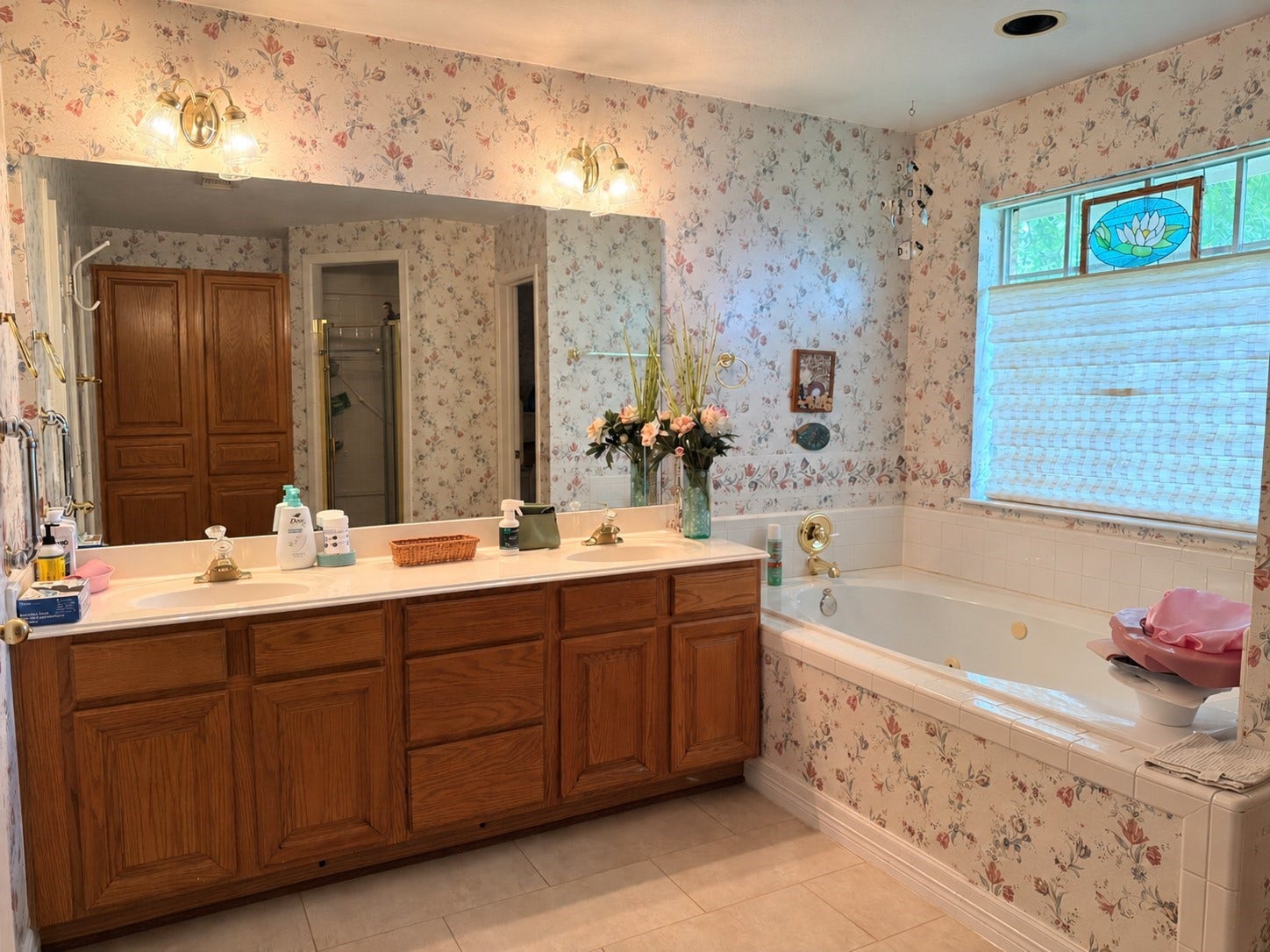 1600 Carriage Run W, Conroe, TX 77384 Comfort & Convenience in the Primary Bath! This spacious en-suite bath offers dual sinks for easy morning routines, a relaxing jetted soaking tub, and a separate shower. A sunny window welcomes natural light, while a private commode area adds an extra touch of privacy.