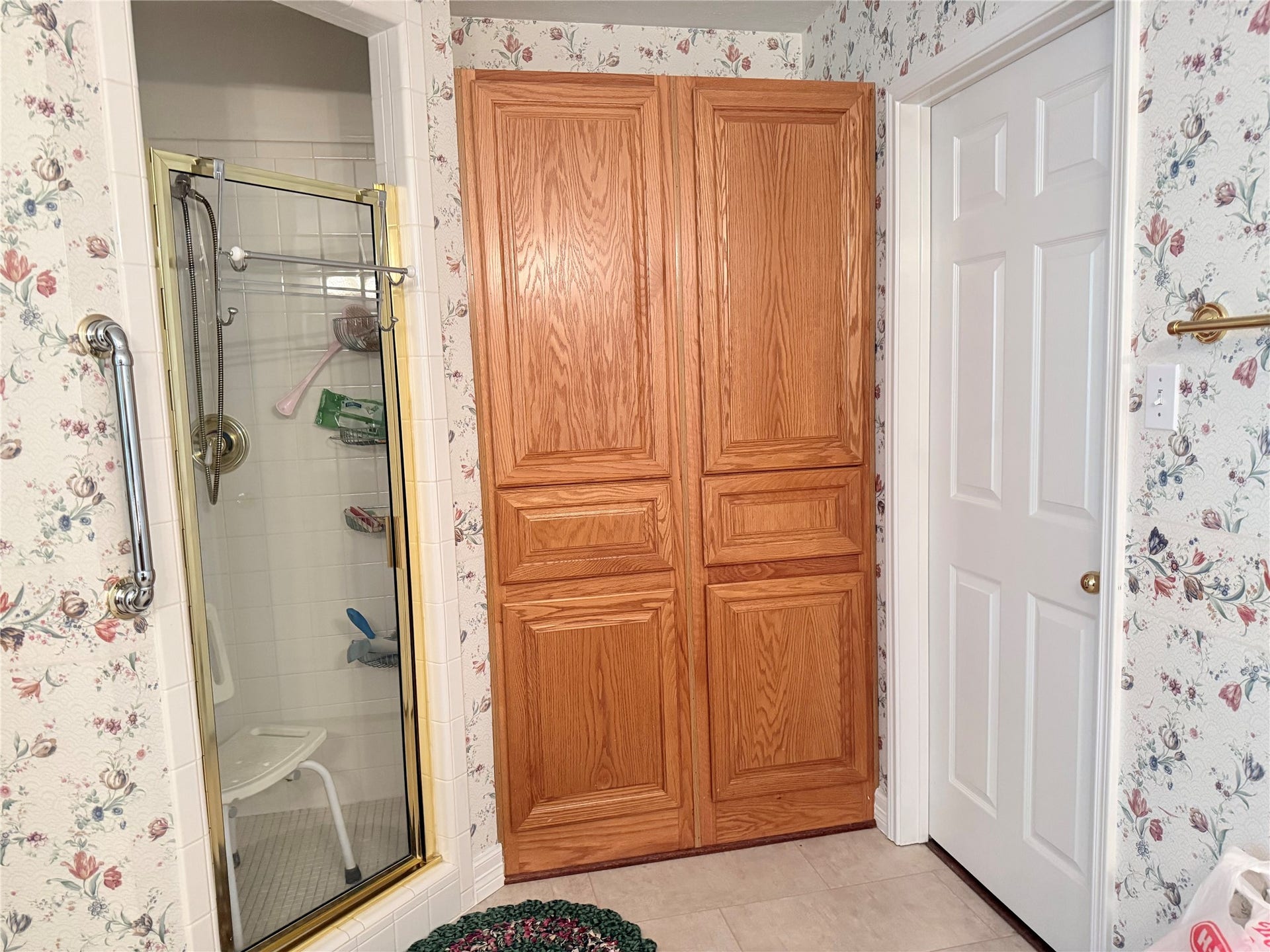 1600 Carriage Run W, Conroe, TX 77384 Everyday Convenience at Your Fingertips! Start your mornings with a refreshing shower, conveniently located beside a spacious floor-to-ceiling linen cabinet. With abundant storage for towels, toiletries, and everyday essentials, everything you need is neatly organized and within easy reach!