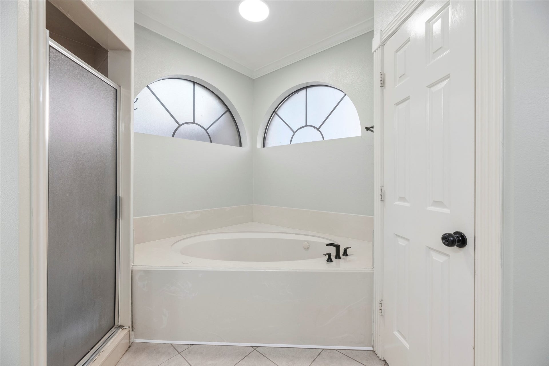 5823 Ashmere Lane, Spring, TX 77379 Whether you're here for a long, lazy soak or a refreshing start to the day, you're going to love the deep soaking tub and separate walk-in shower.