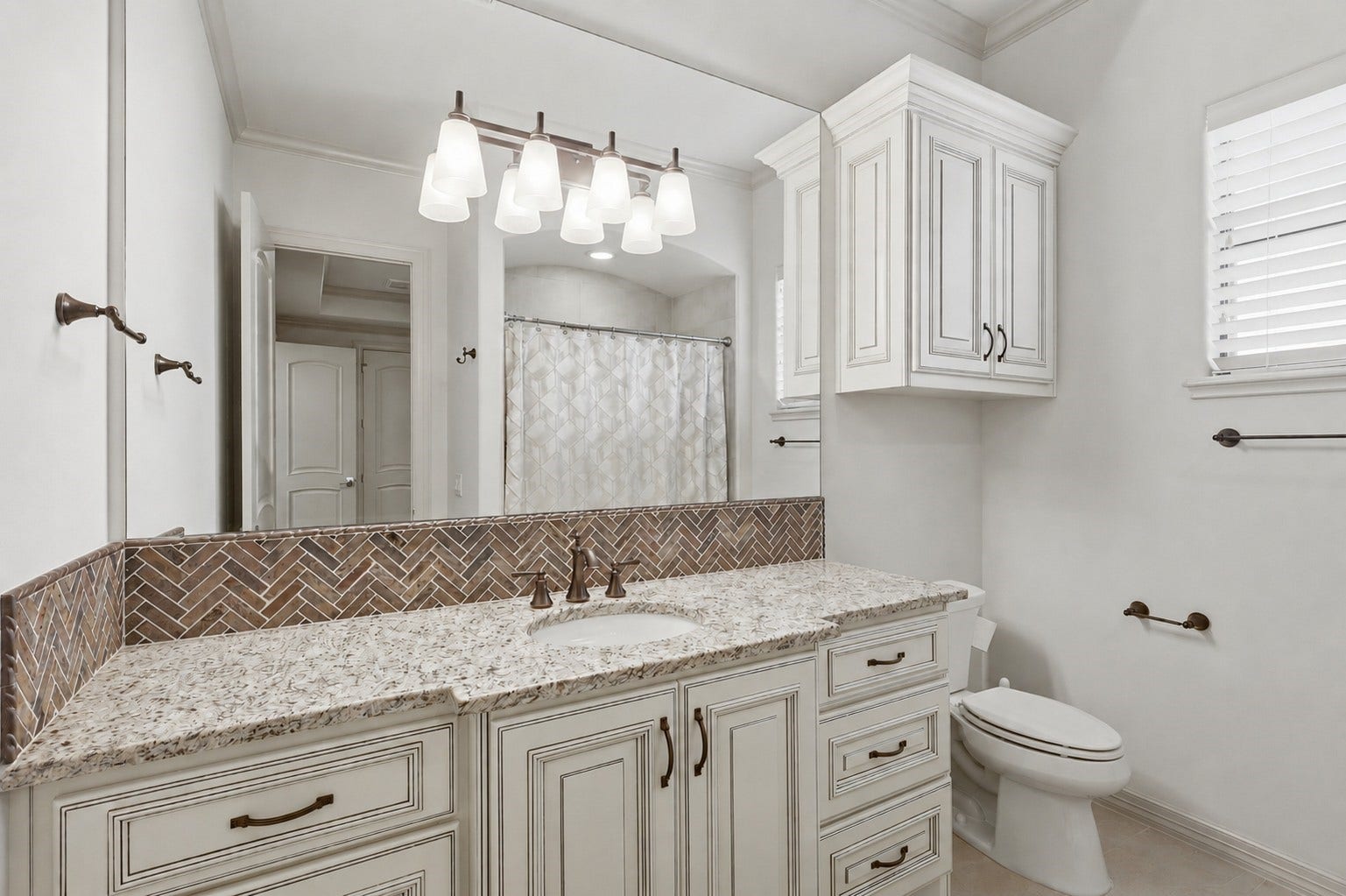 Bedroom 4 en-suite bath.