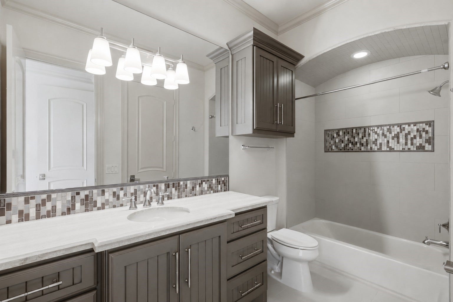 Bedroom 3 en-suite bath.