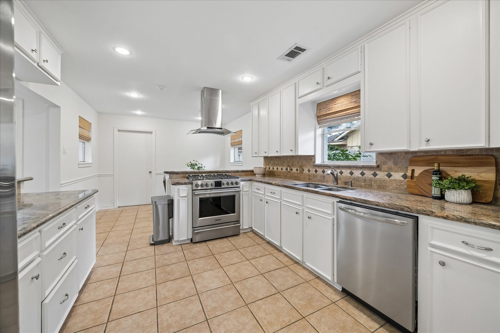 7623 Meadowvale Drive, Houston, TX 77063 7623 Meadowvale Drive, Houston, TX 77063