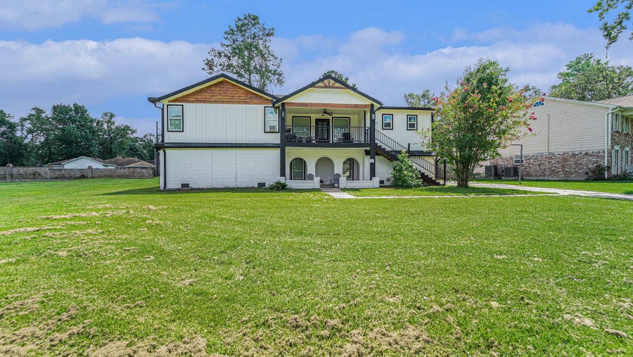 Property photo for 302 Brook Hollow Drive, Conroe, TX