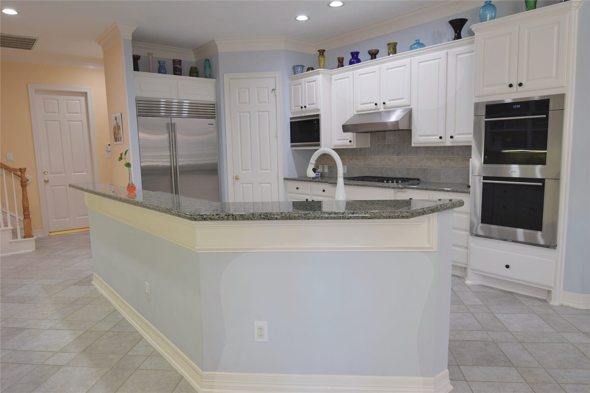 3010 Acorn Wood Way, Houston, TX 77059 Separate Island with Sink and Dishwasher