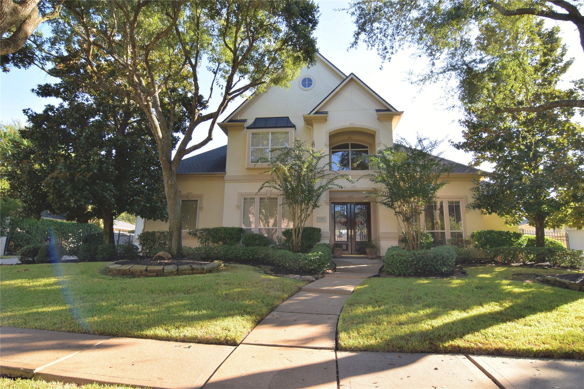 3010 Acorn Wood Way, Houston, TX 77059 Welcome home to 3010 Acorn Wood Way!
