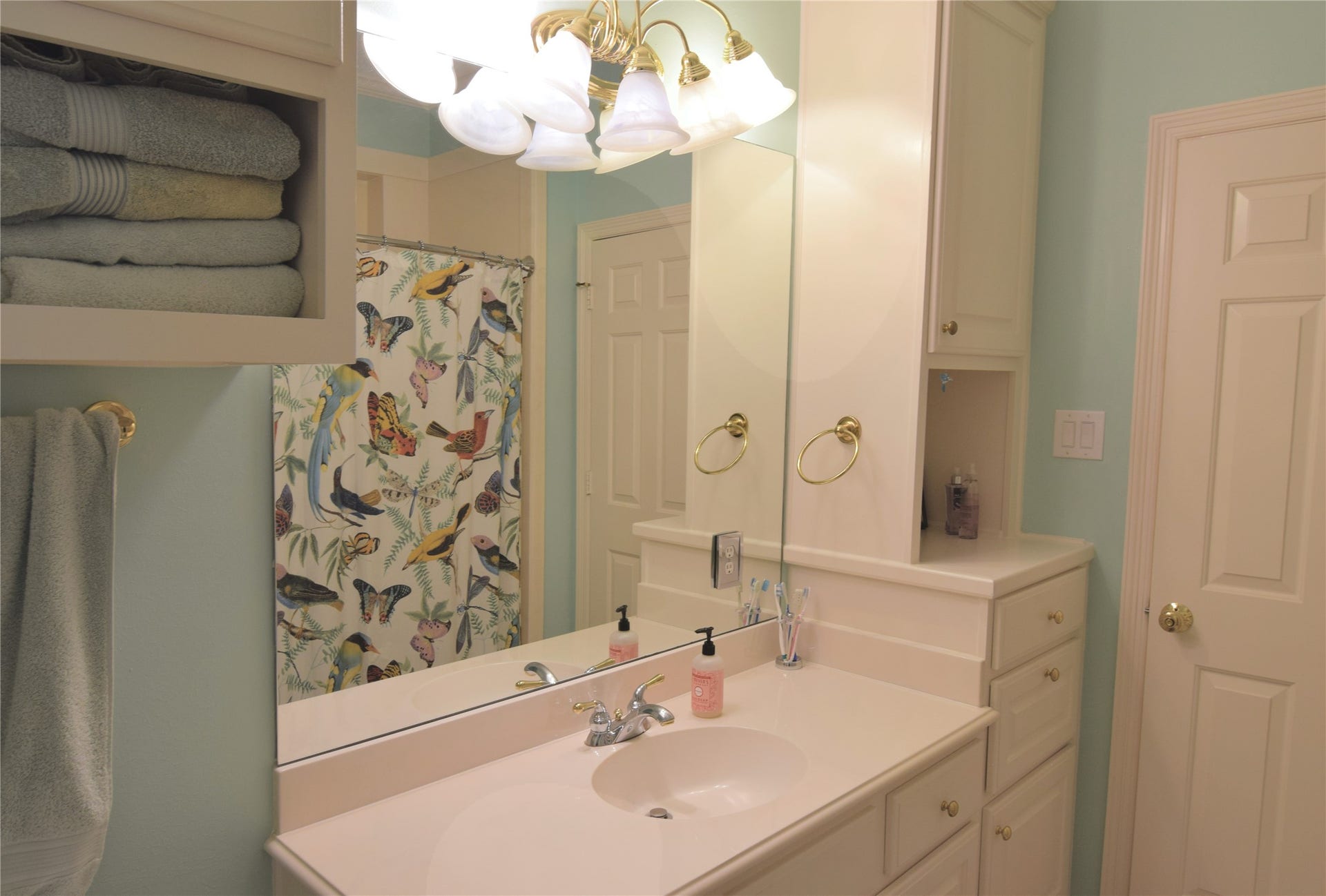 3010 Acorn Wood Way, Houston, TX 77059 On-Suite Bathroom for Bedroom 3