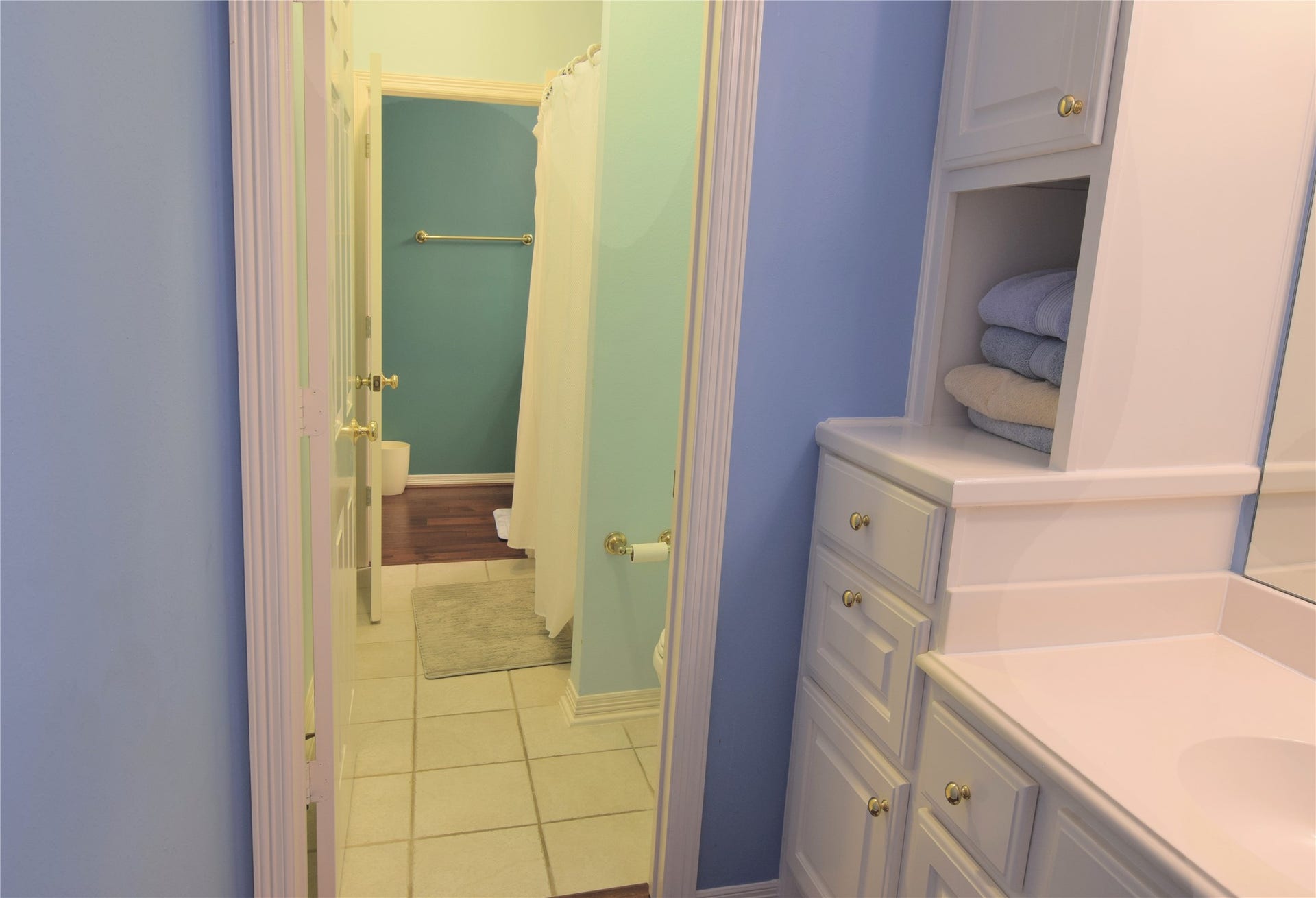 3010 Acorn Wood Way, Houston, TX 77059 Jack and Jill Bathroom Connects Bedroom 4 and 5