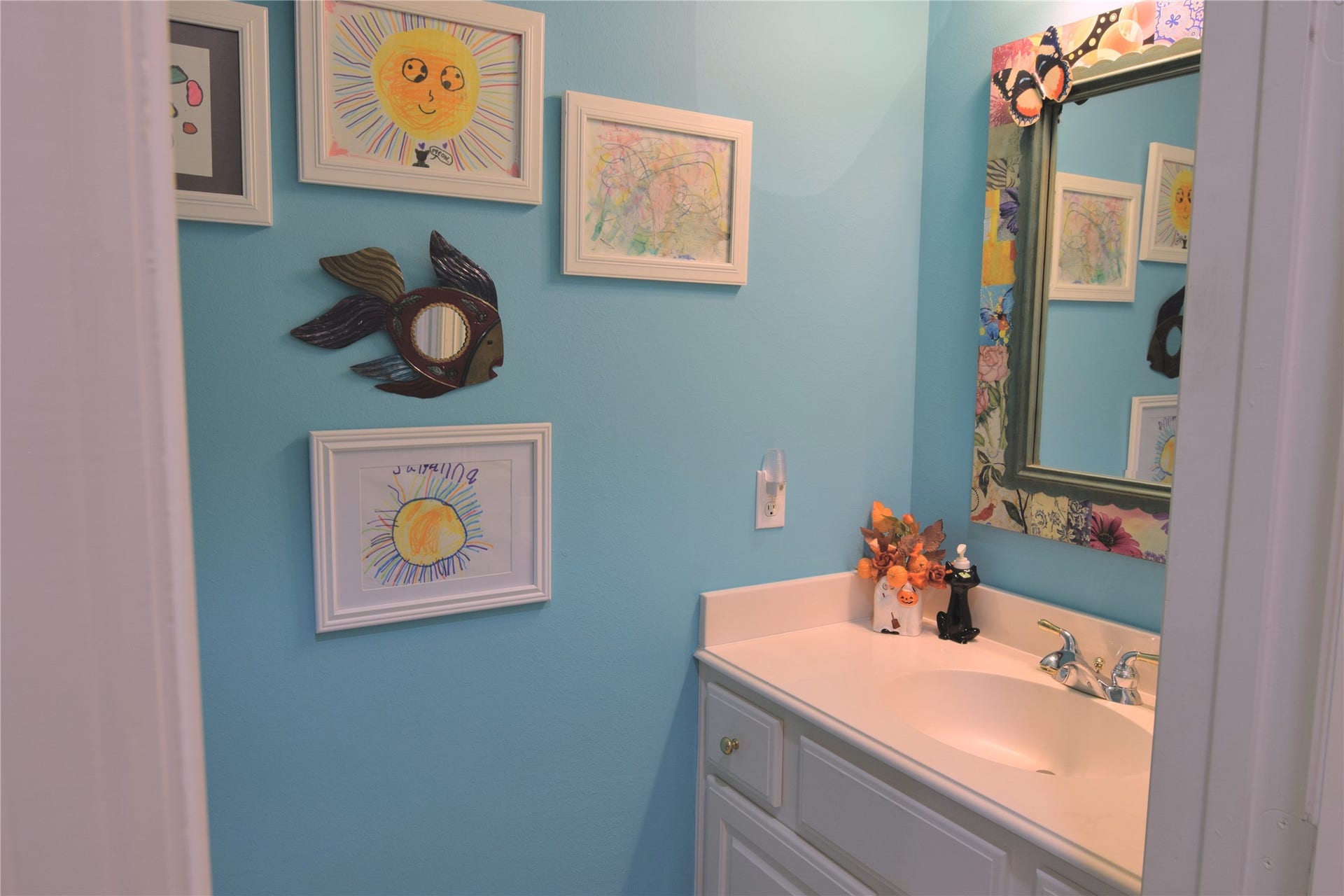 3010 Acorn Wood Way, Houston, TX 77059 One of two Powder Rooms