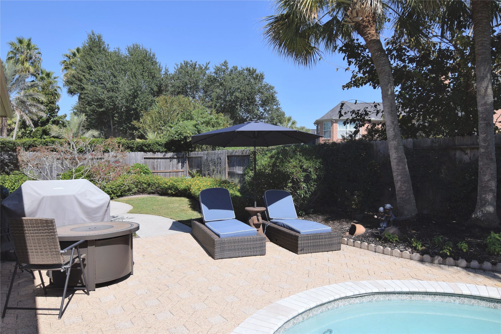 3010 Acorn Wood Way, Houston, TX 77059 Sunning Area and Garden