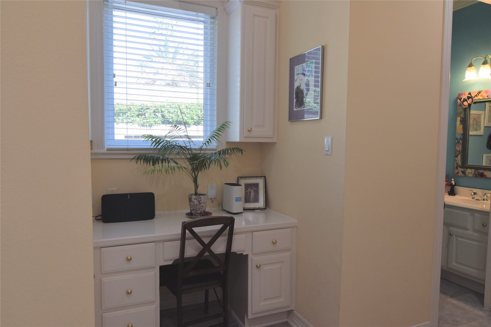 3010 Acorn Wood Way, Houston, TX 77059 Built-In Workstation