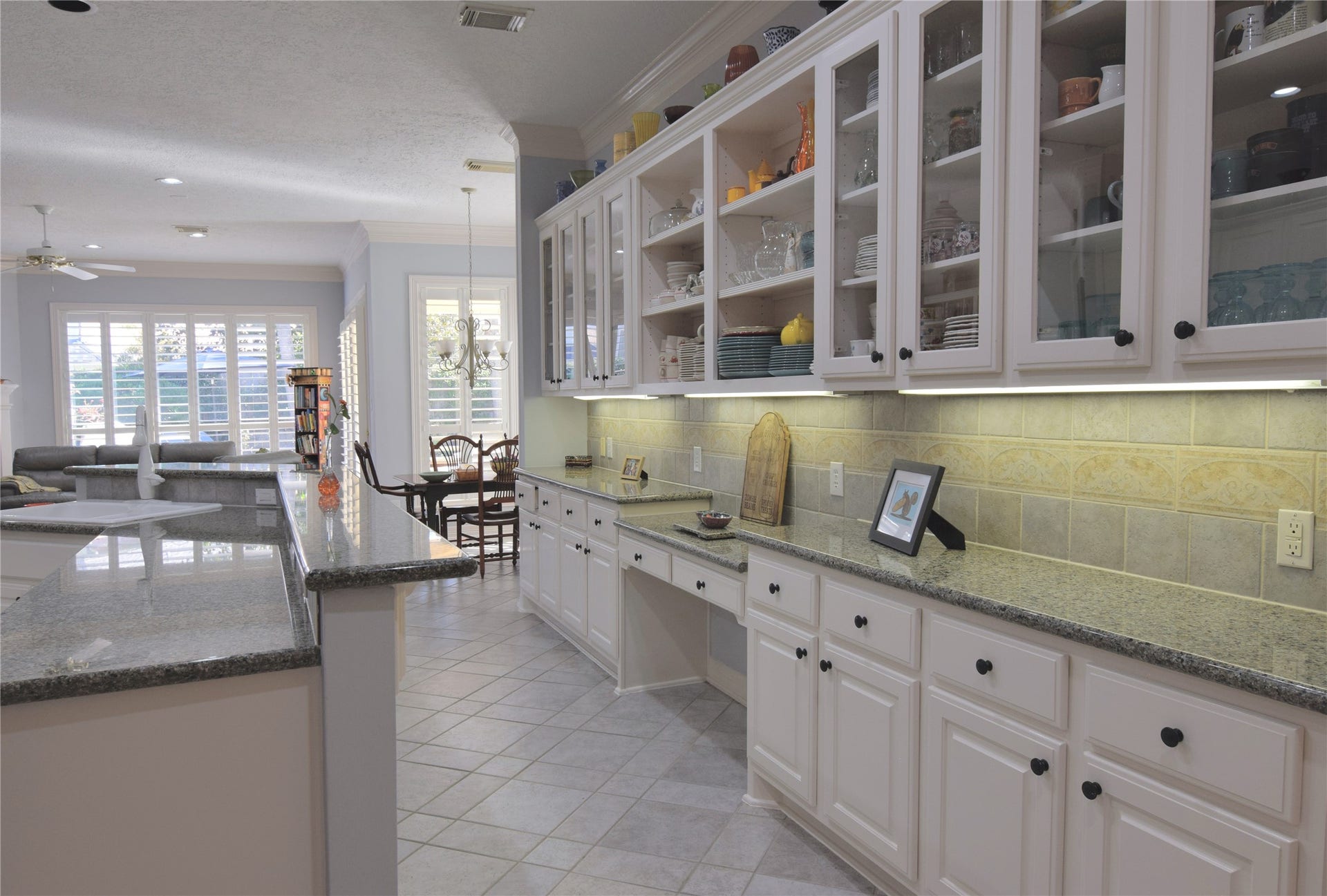 3010 Acorn Wood Way, Houston, TX 77059 Lots of Counter Space