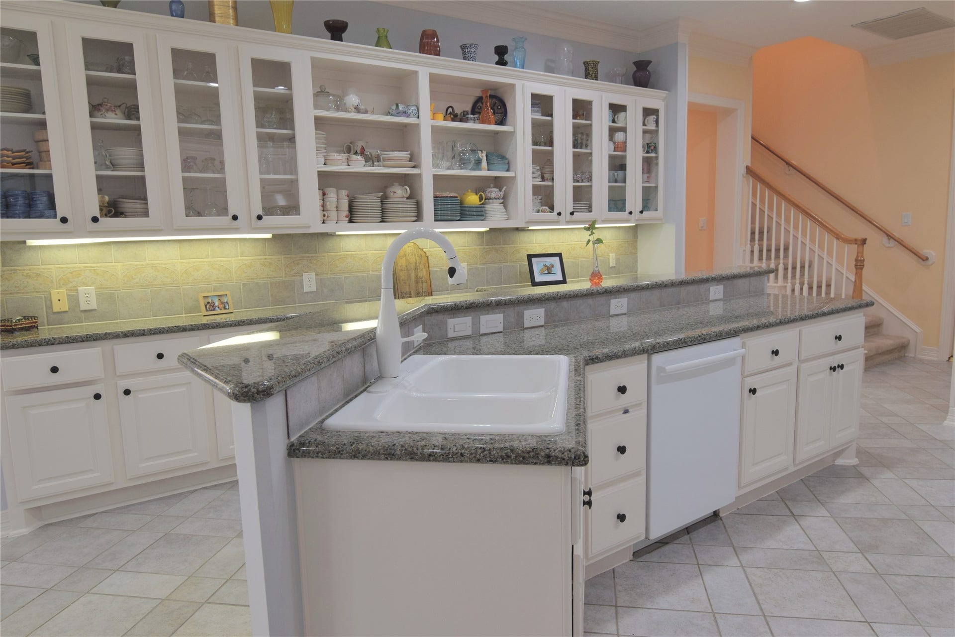 3010 Acorn Wood Way, Houston, TX 77059 Built-in Cabinets