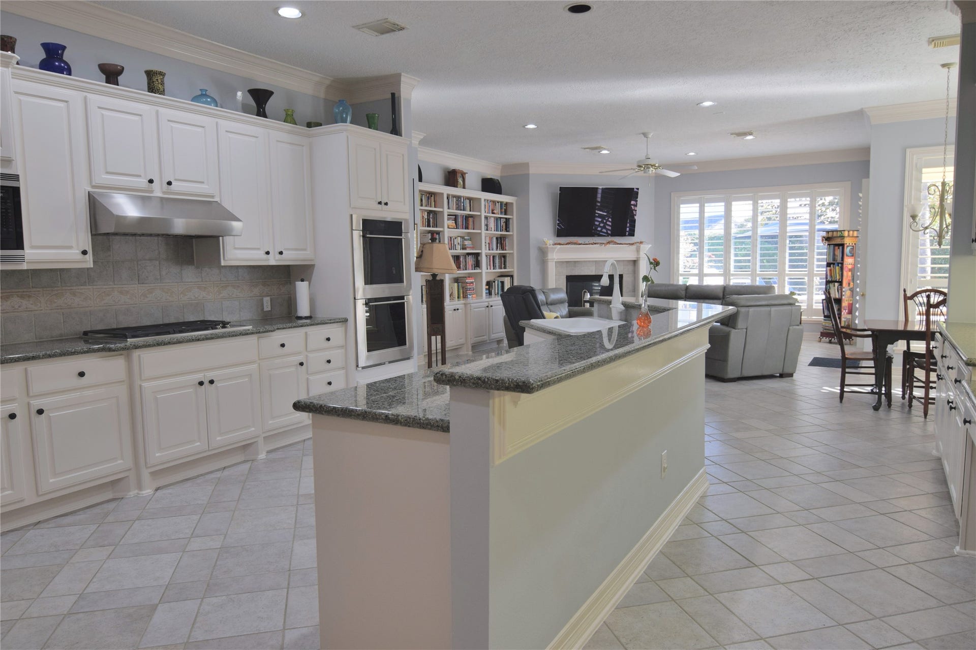 3010 Acorn Wood Way, Houston, TX 77059 Spacious and Bright Kitchen