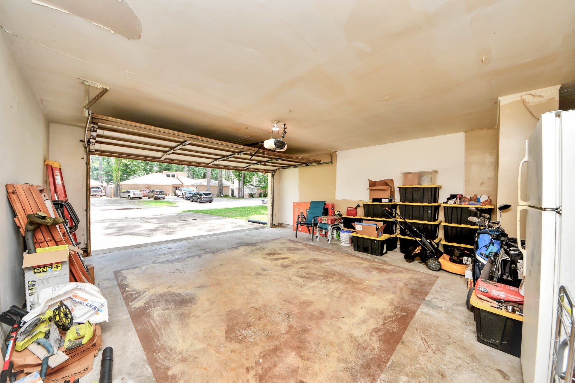 2903 Blue Glen Lane, Houston, TX 77073 Remarkably spacious, this multi-car garage easily accommodates vehicles while leaving plenty of room for a workshop or extra storage.