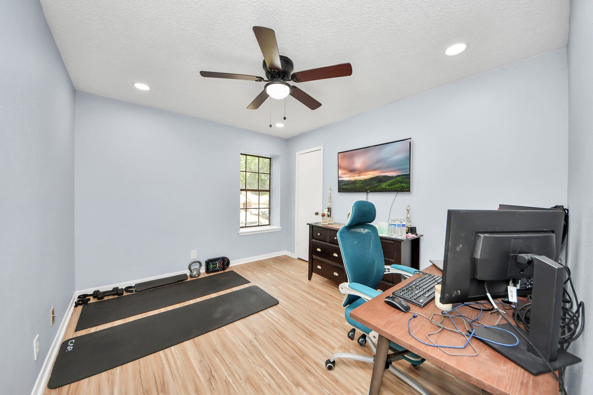 2903 Blue Glen Lane, Houston, TX 77073 An adaptable footprint. This well-proportioned room easily transitions from a plush guest suite to a quiet executive study.