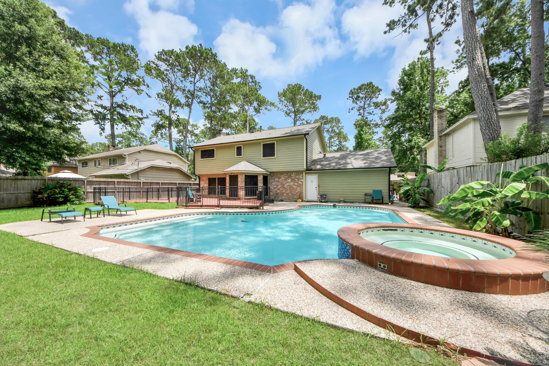 2903 Blue Glen Lane, Houston, TX 77073 A spectacular saltwater pool takes center stage across the massive rear grounds, complete with an integrated hot tub designed for effortless end-of-day unwinding.